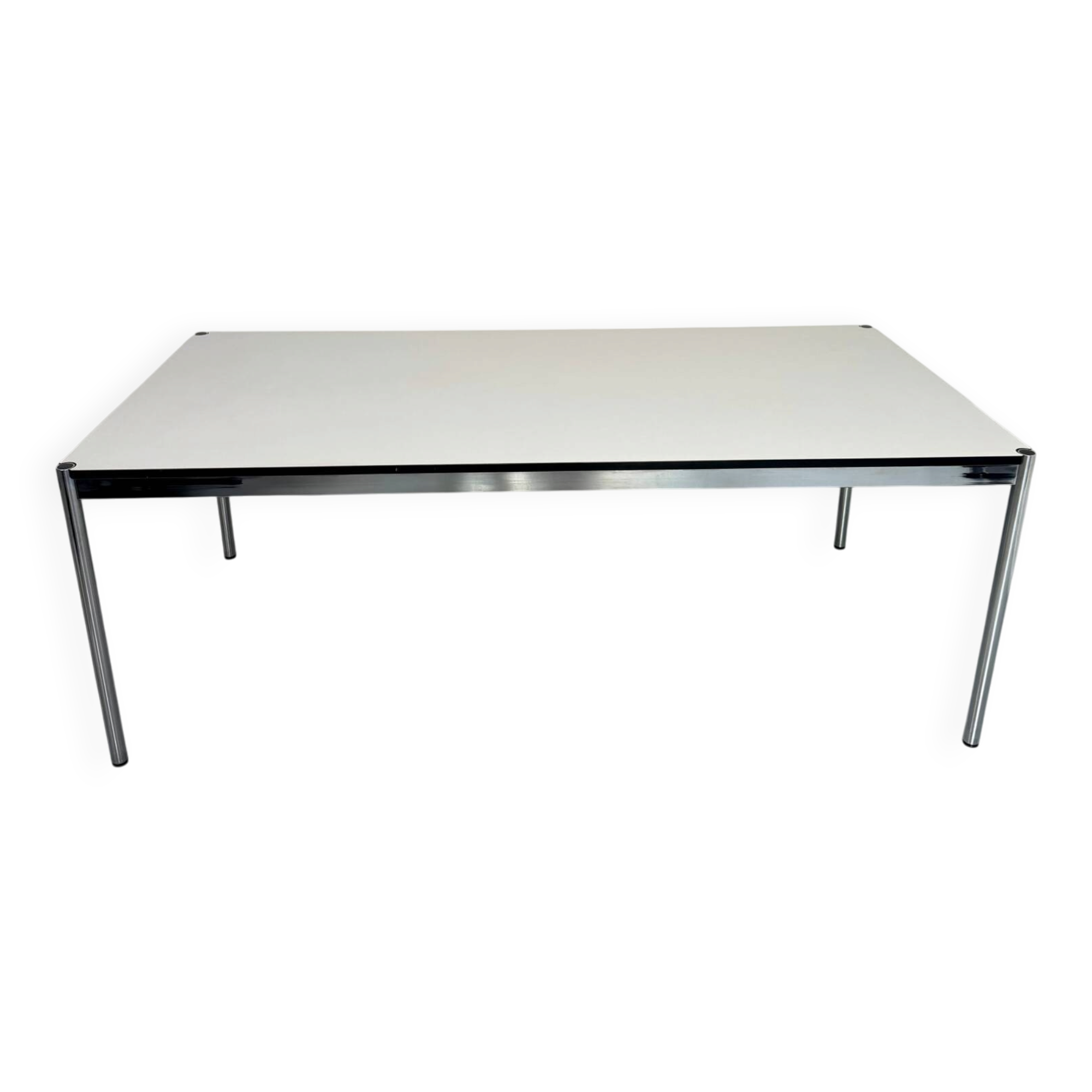Large table design USM Haller with a white top and chrome structure.
