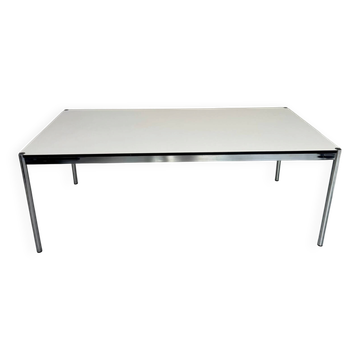 Large table design USM Haller with a white top and chrome structure.