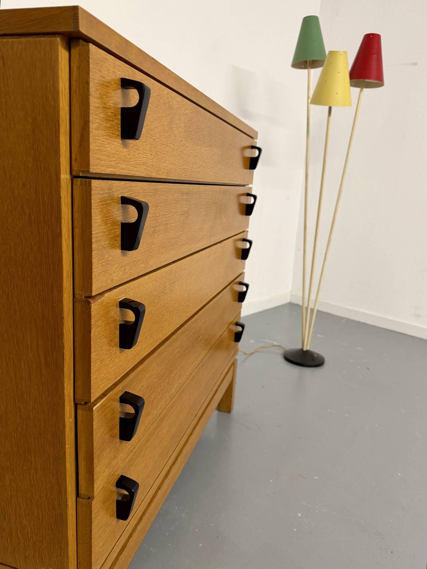 Vintage chest of drawers with 5 drawers in light wood, French design from the 60s/70s.