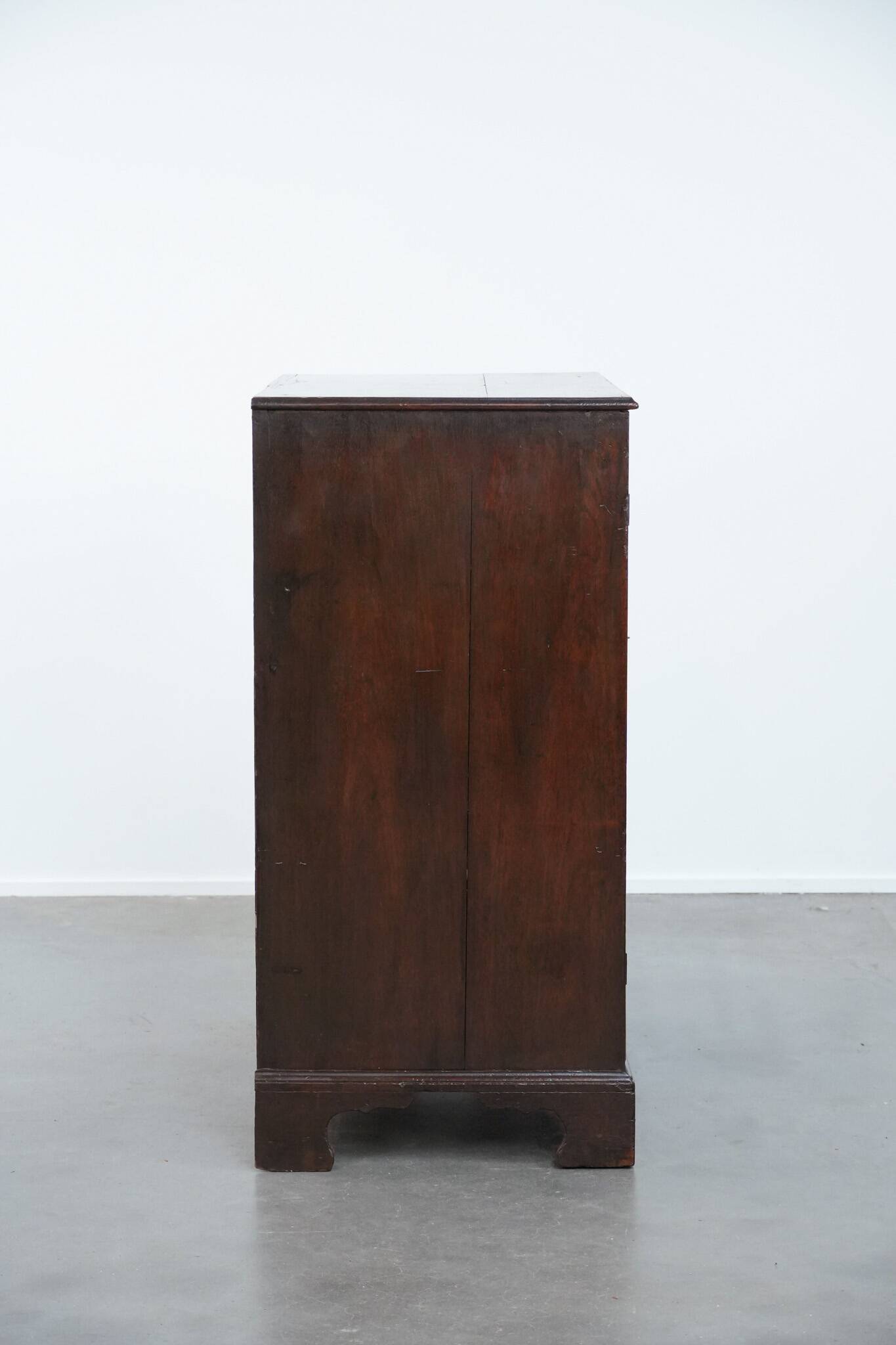 Charmant et intemporel meuble-commode ancien en chêne anglais du début du XIXe siècle, avec deux portes et une serrure fonctionnelle.