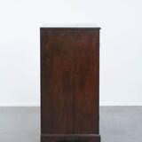 Charmant et intemporel meuble-commode ancien en chêne anglais du début du XIXe siècle, avec deux portes et une serrure fonctionnelle.