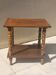 Table d'appoint console ancienne vintage en bois, pieds tournés