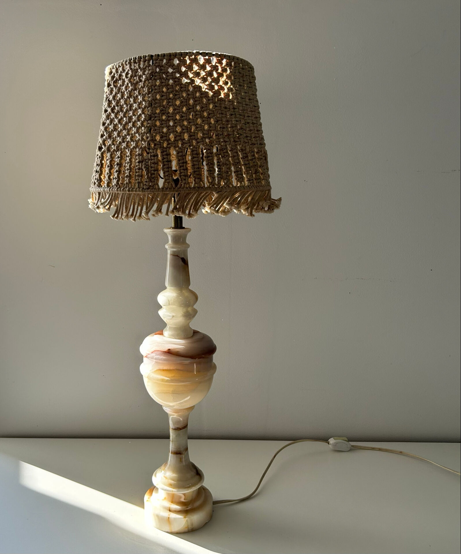 Grande lampe onyx et macramé 