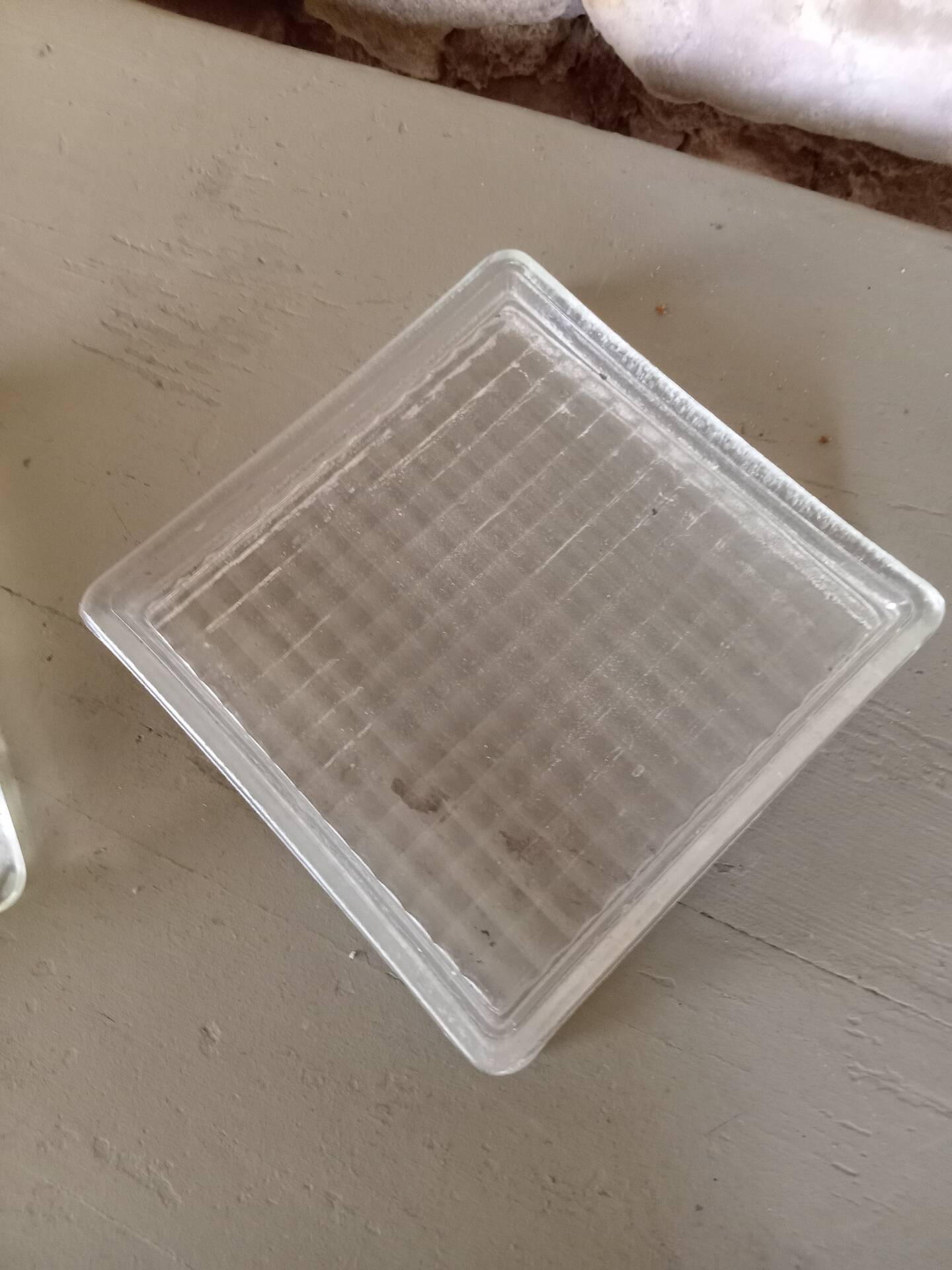Lot de deux cendriers en verre