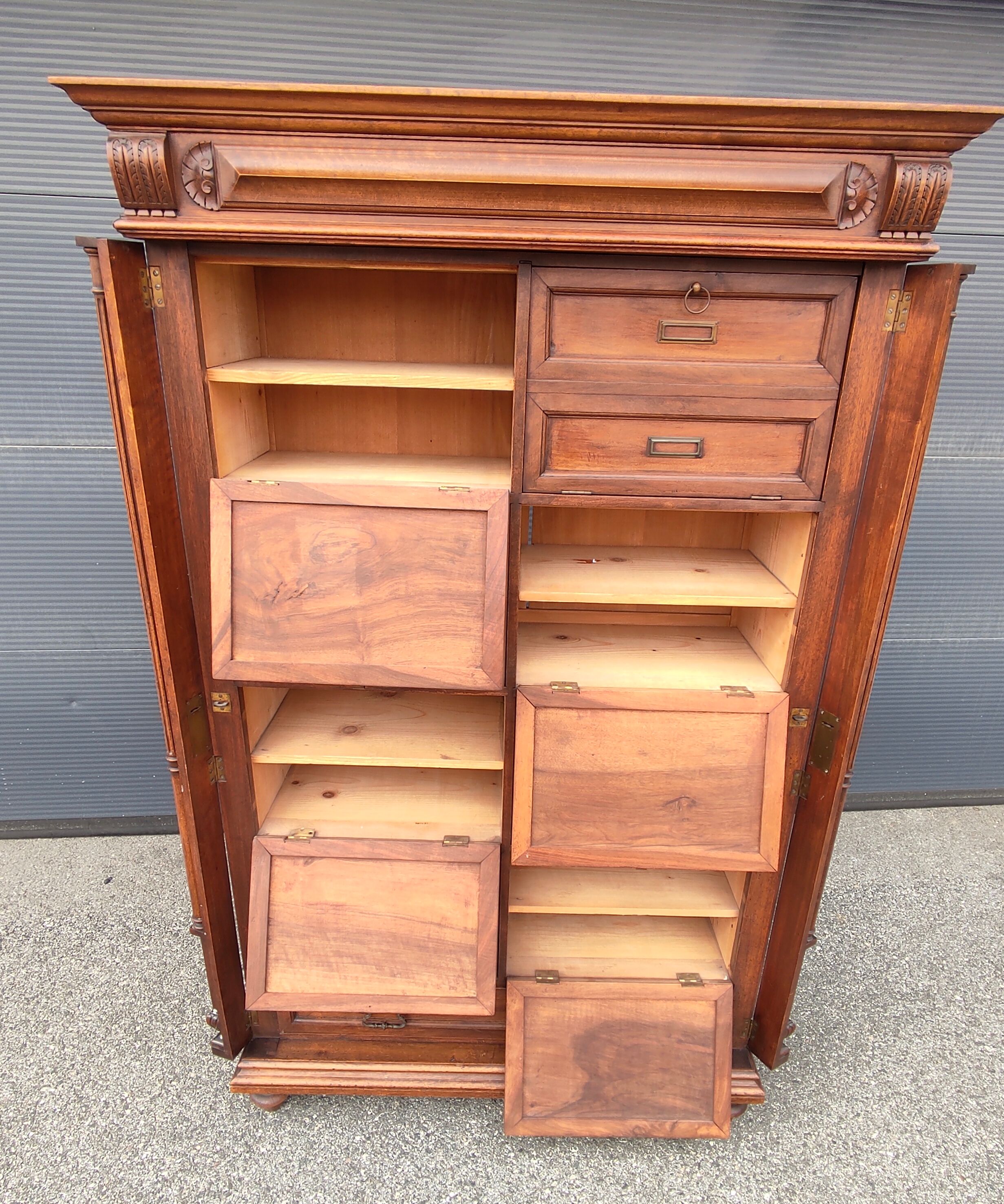 Notary's cabinet