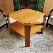 Table basse art déco carrée en bois clair