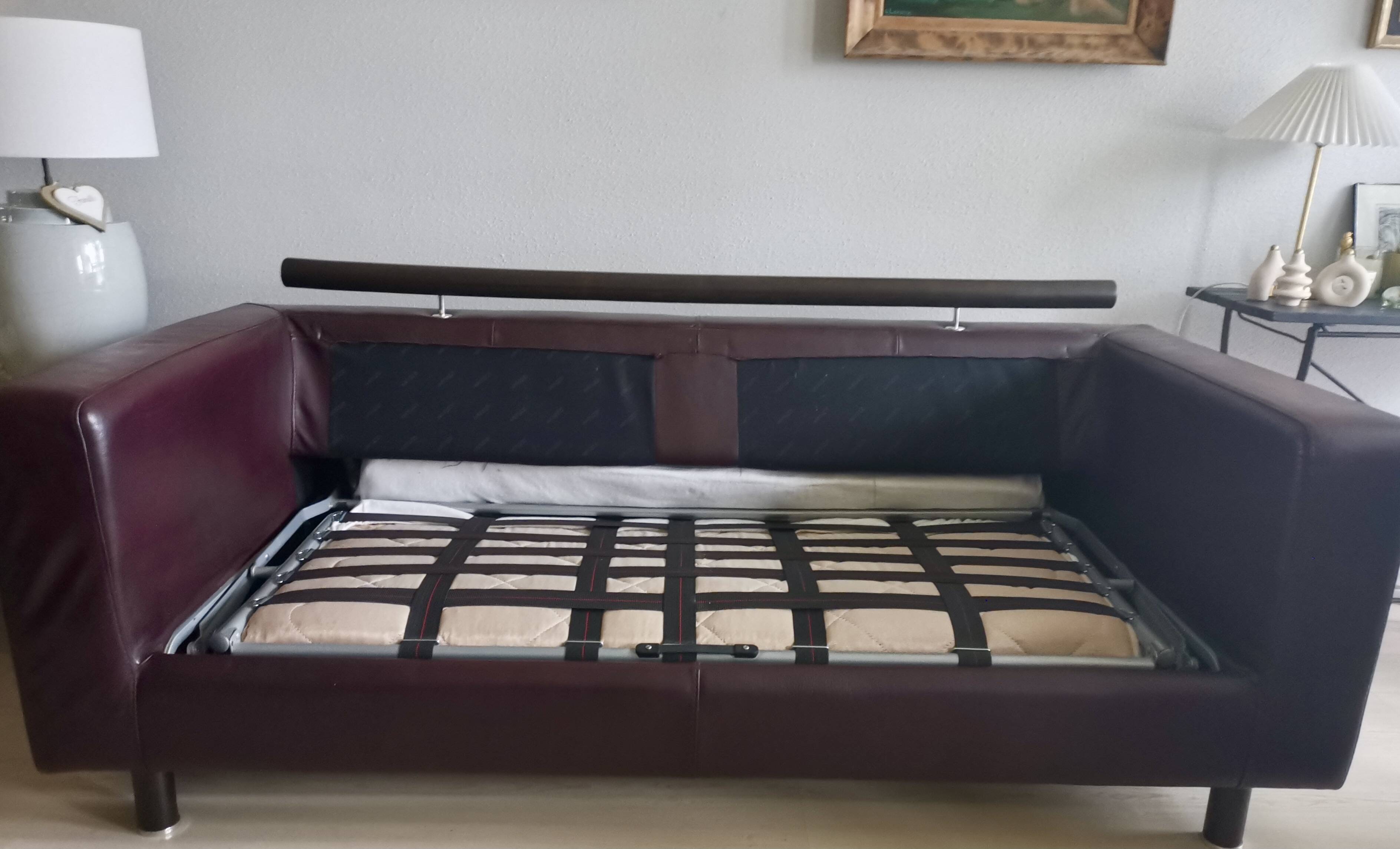 1 LOT of 2 leather sofas (1 three-seater & 1 two-seater)
