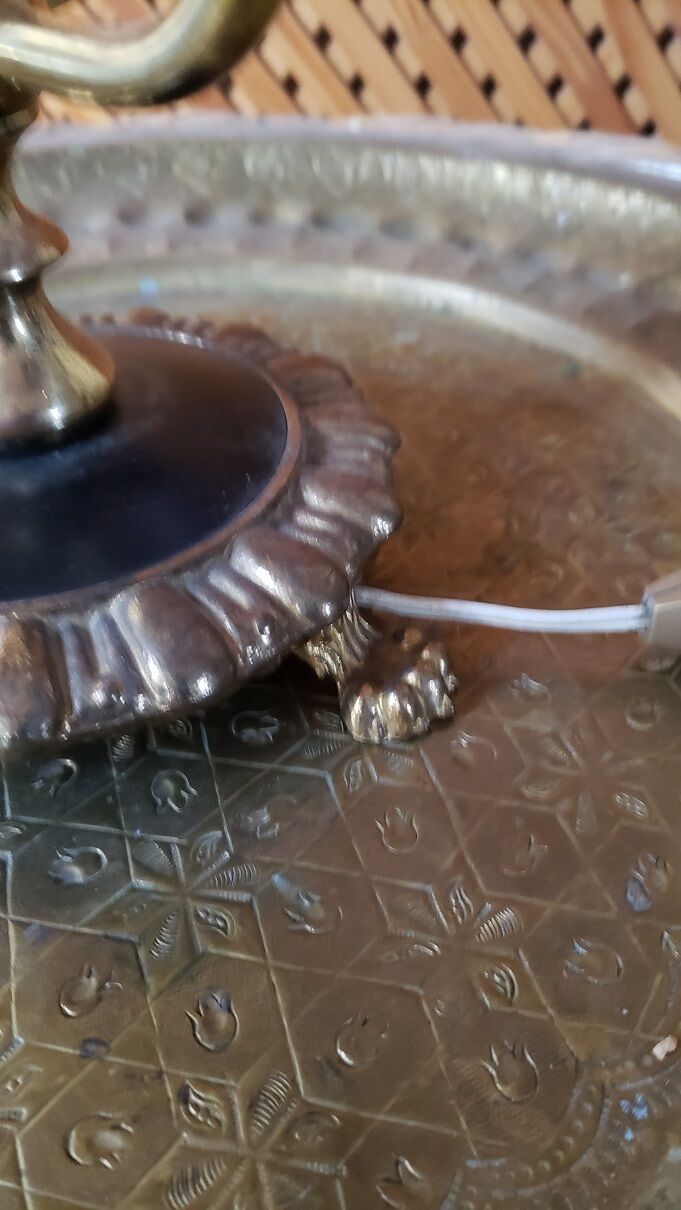 Desk lamp foot claws