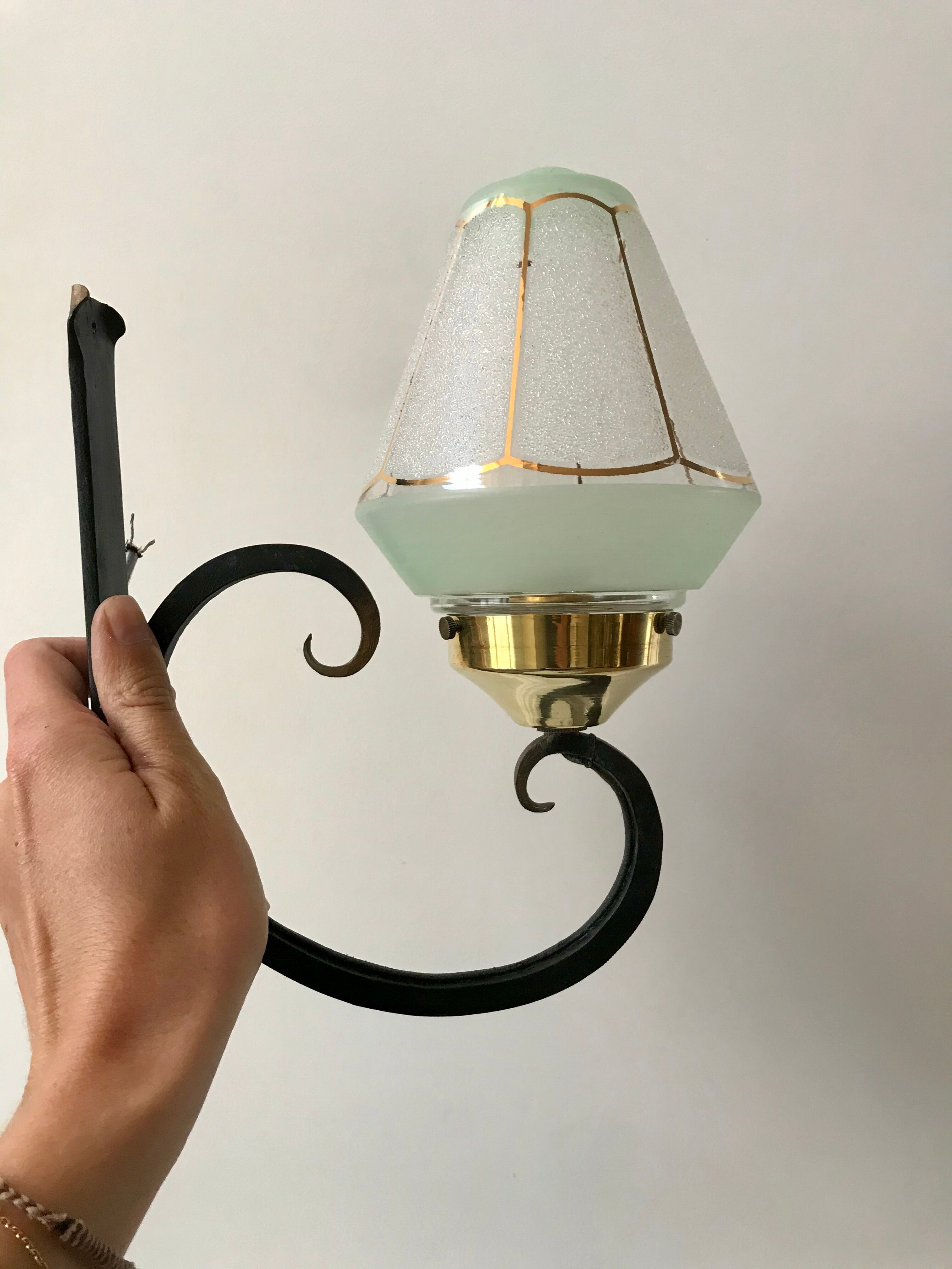 Paire d'appliques en verre granité vert et en fer forgé noir années 50-60