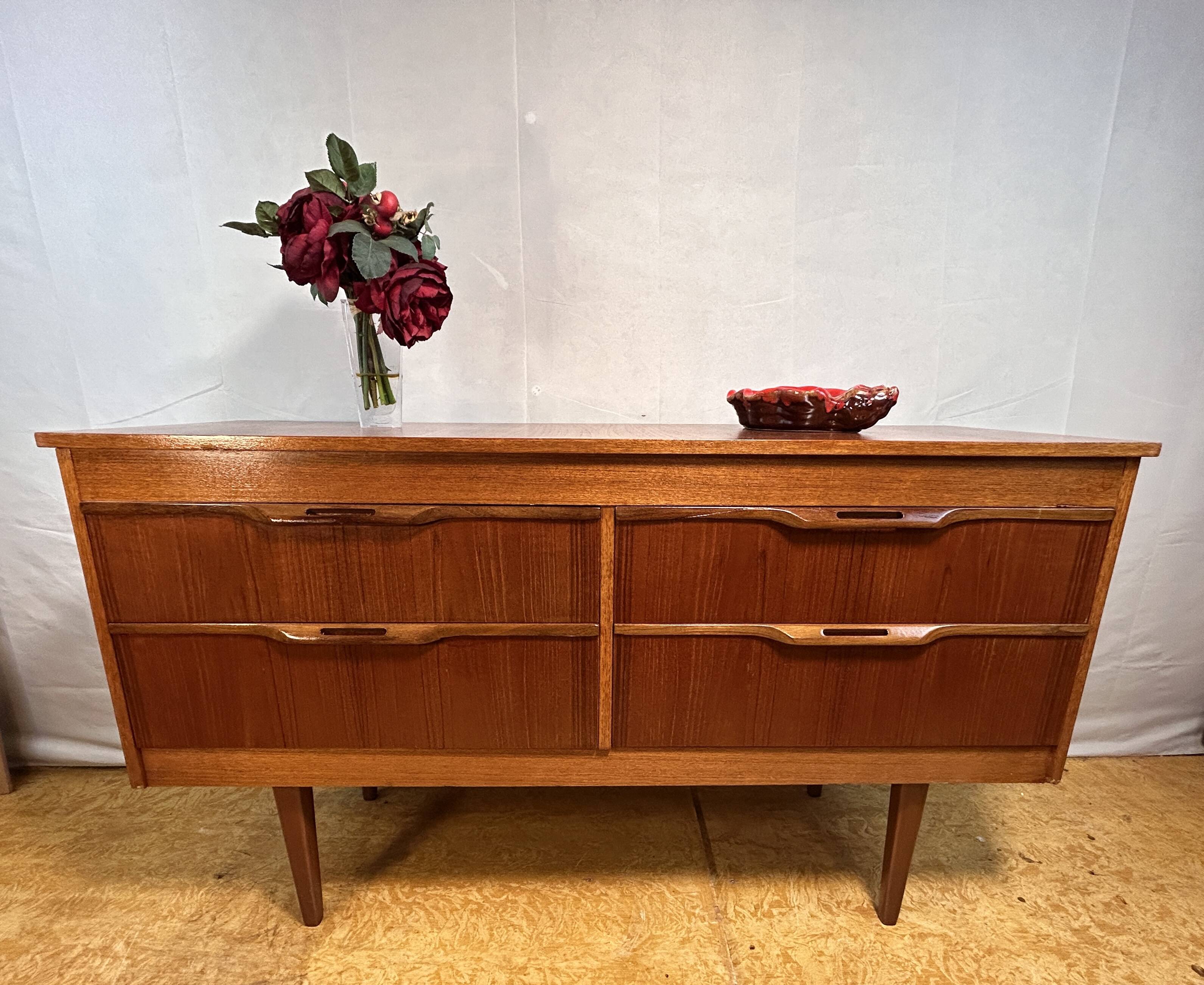 Buffet rétro vintage à quatre tiroirs en teck par Stonehill – 1960