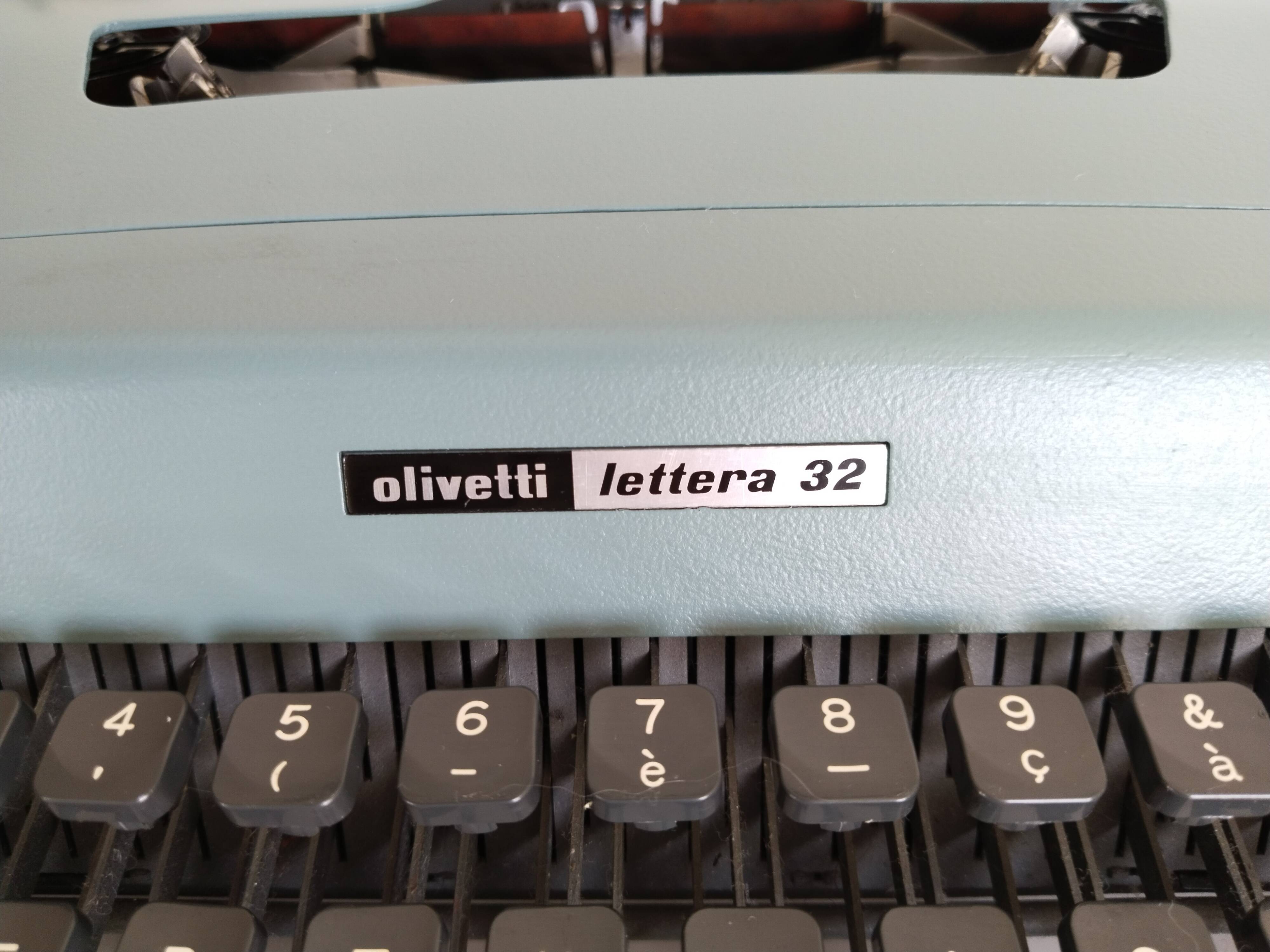 Olivetti Lettera 32 portable typewriter, functional, new ribbon