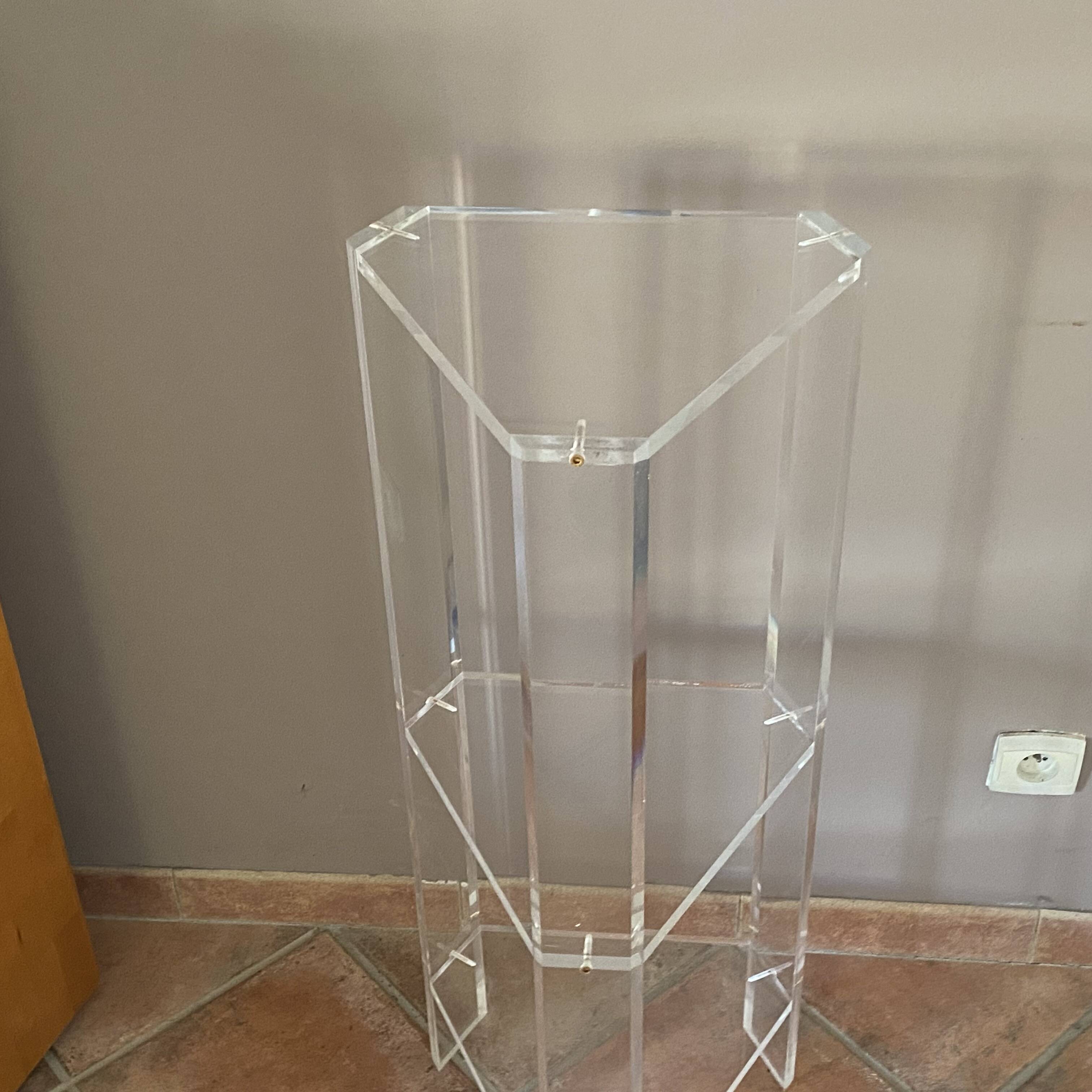 Console David Lange 1980. 90x36x30. Plexiglass.
