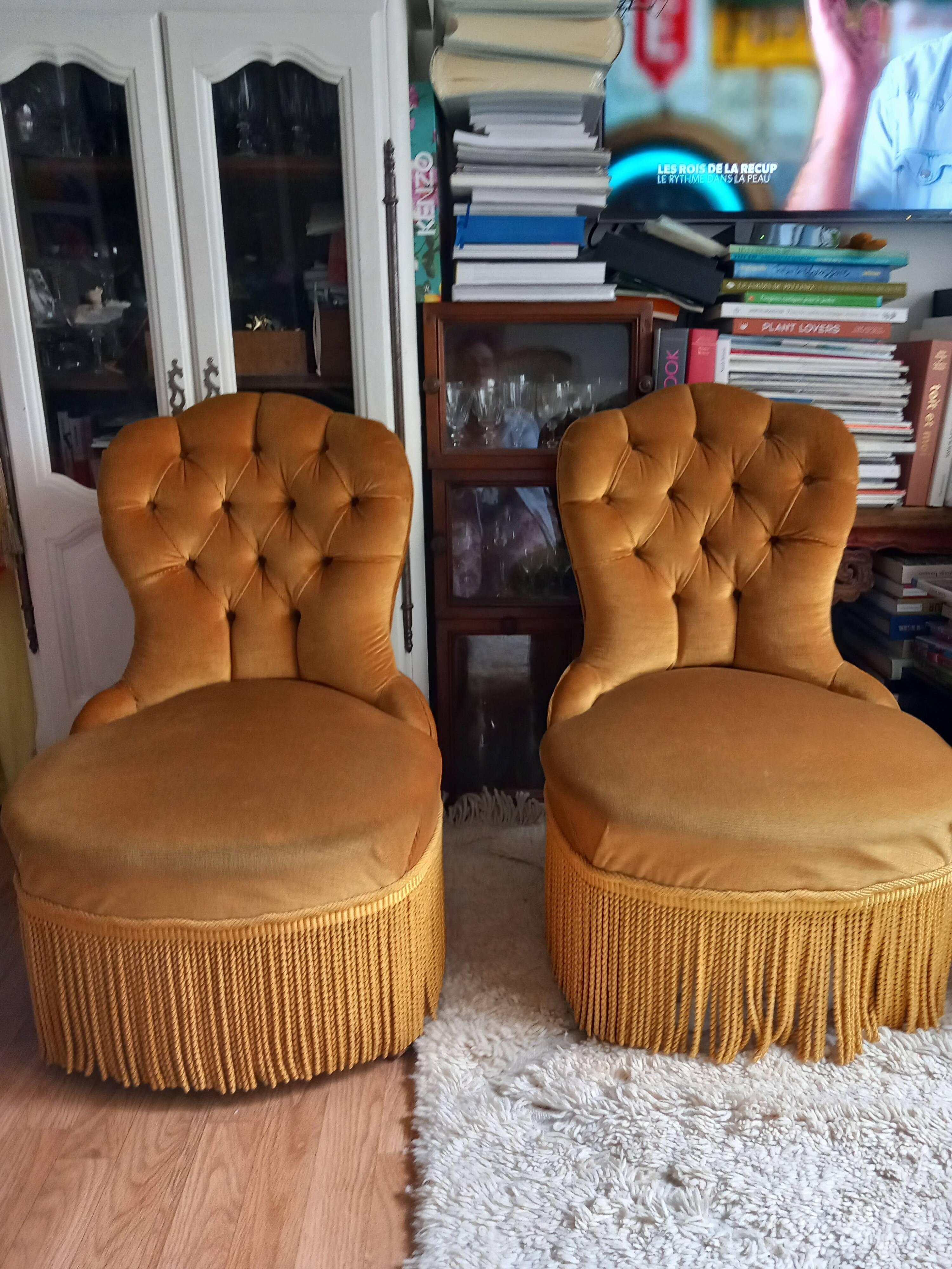 Lots of two vintage toads