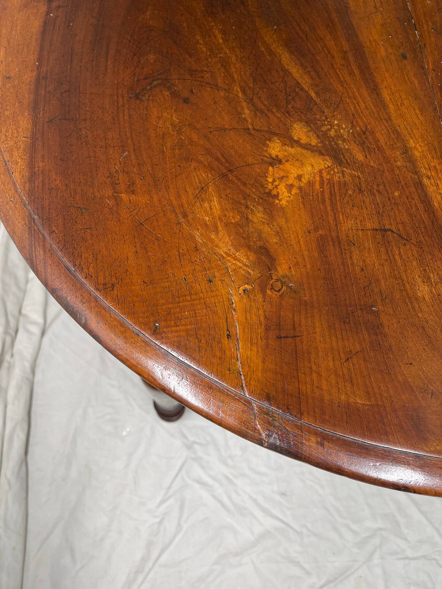 Table ronde italienne en noyer, années 1900