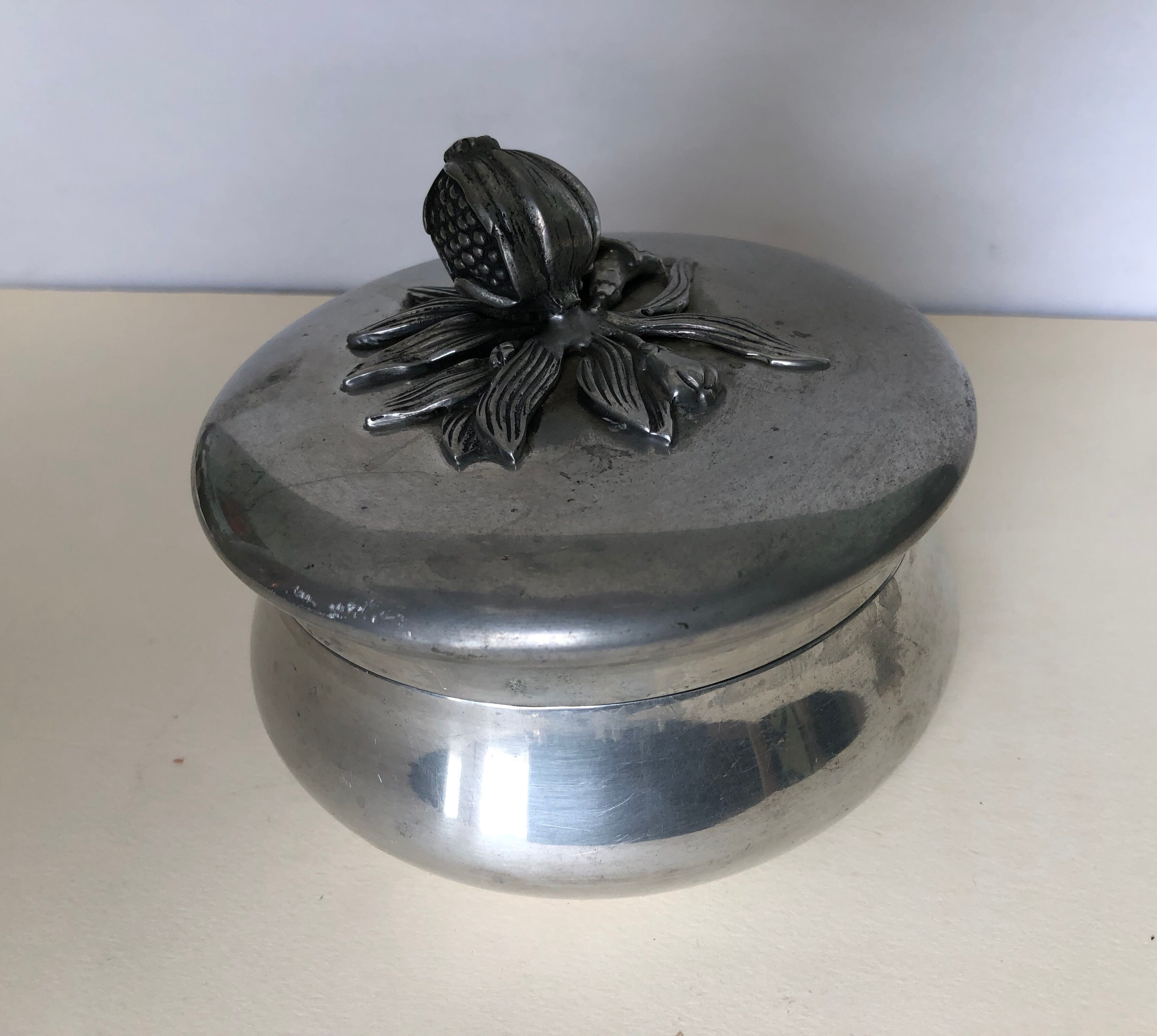 Round metal box
