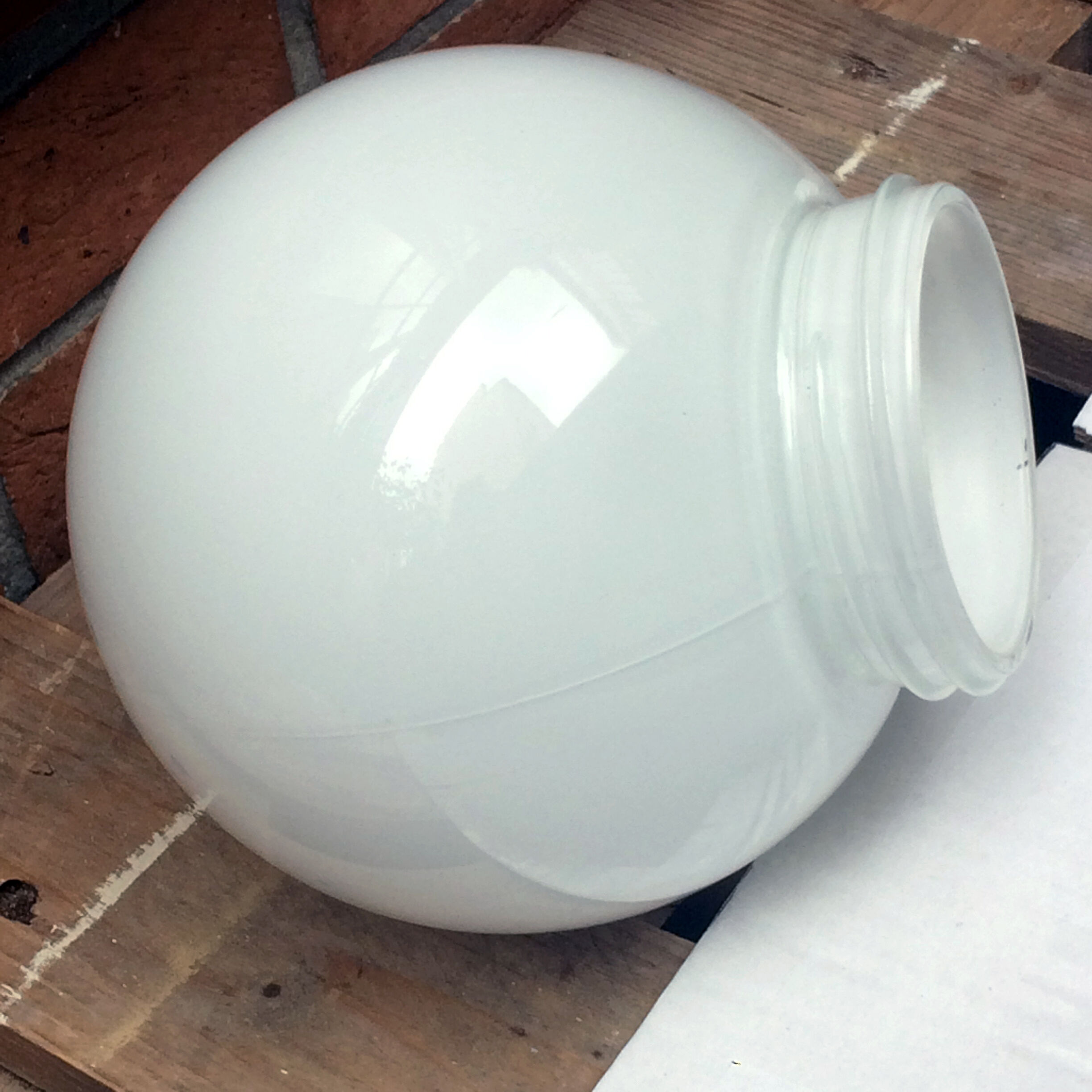 Applique globe en verre et porcelaine