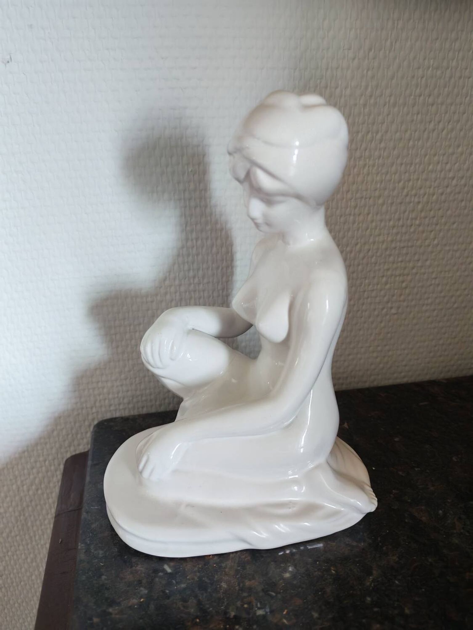 Sculpture de femme en céramique