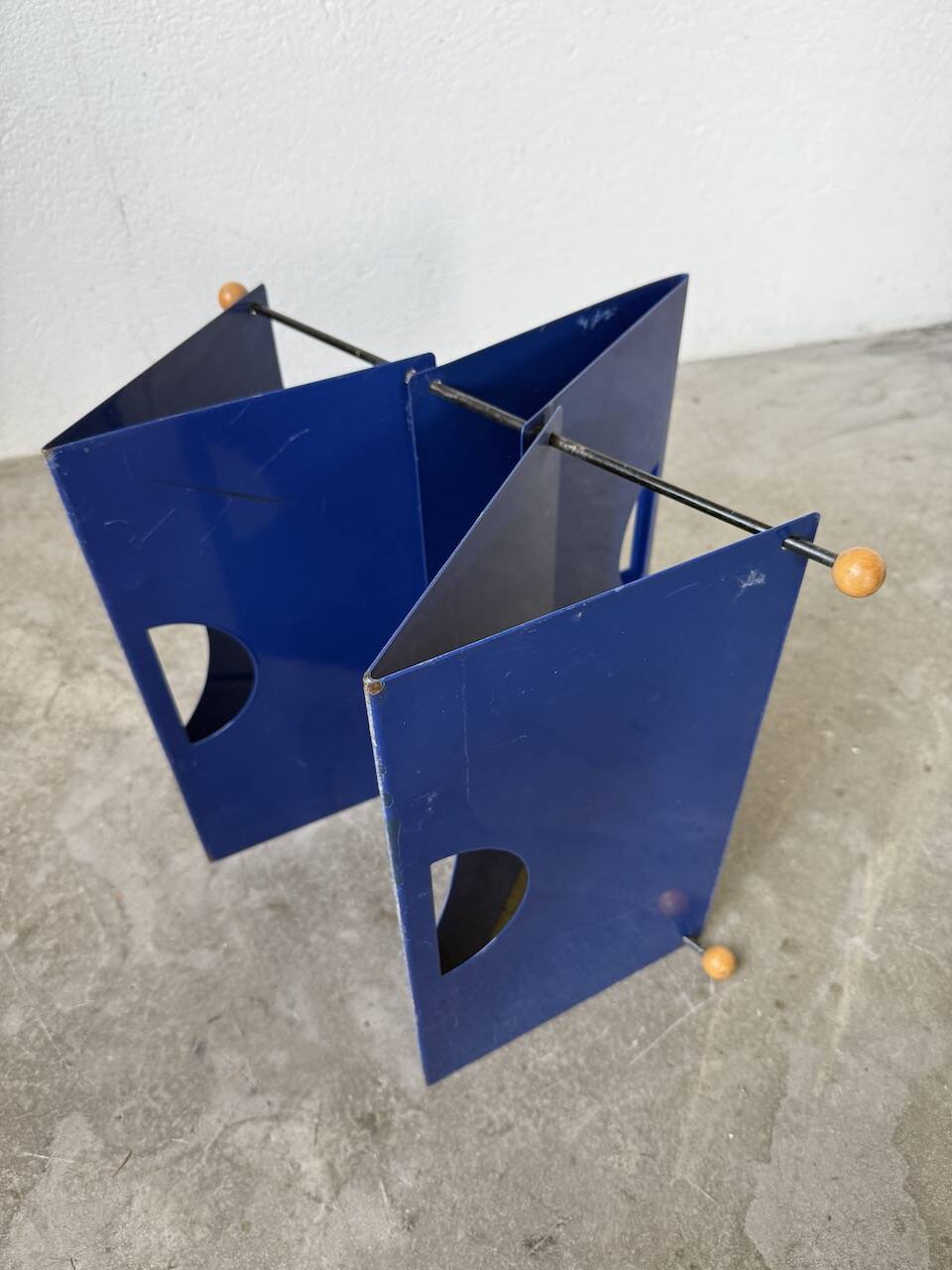 Memphis 80s Magazine Rack