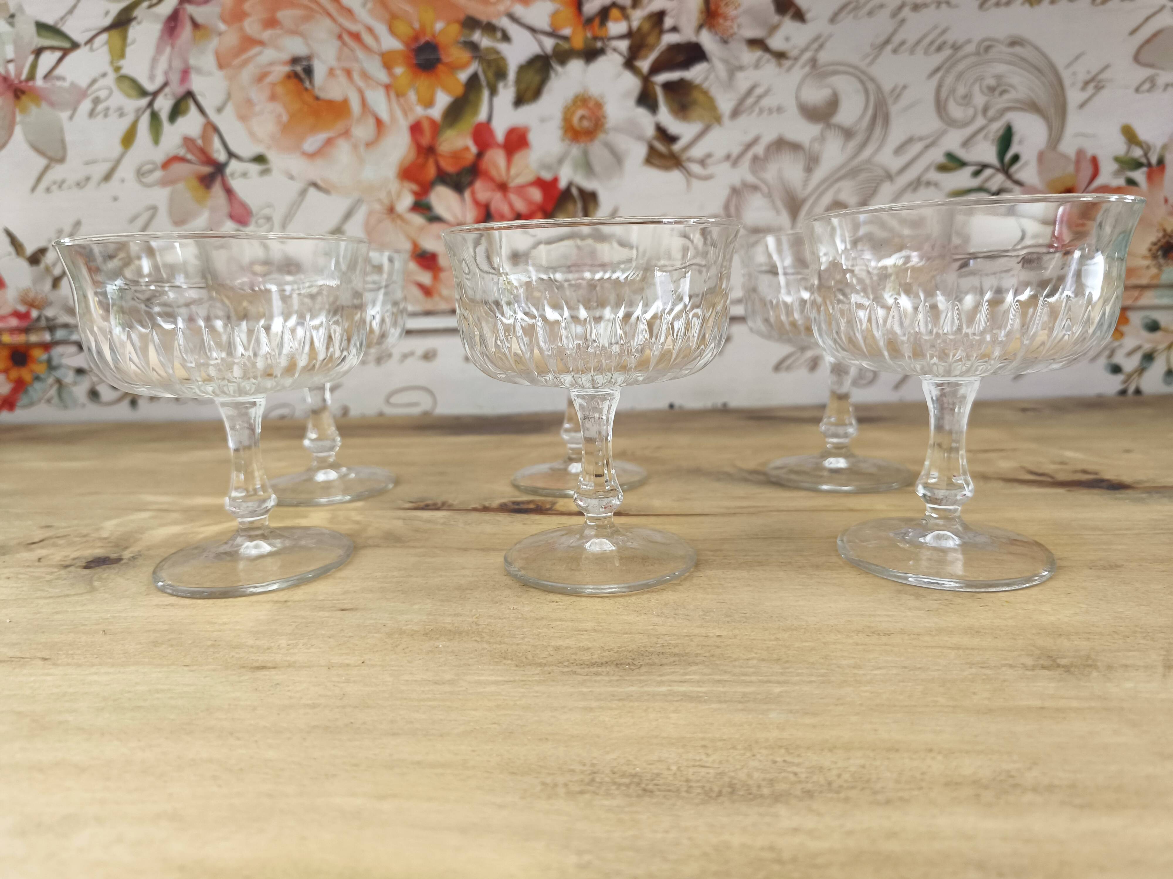 Set of 6 vintage champagne glasses in chiseled glass with flared drinking rim