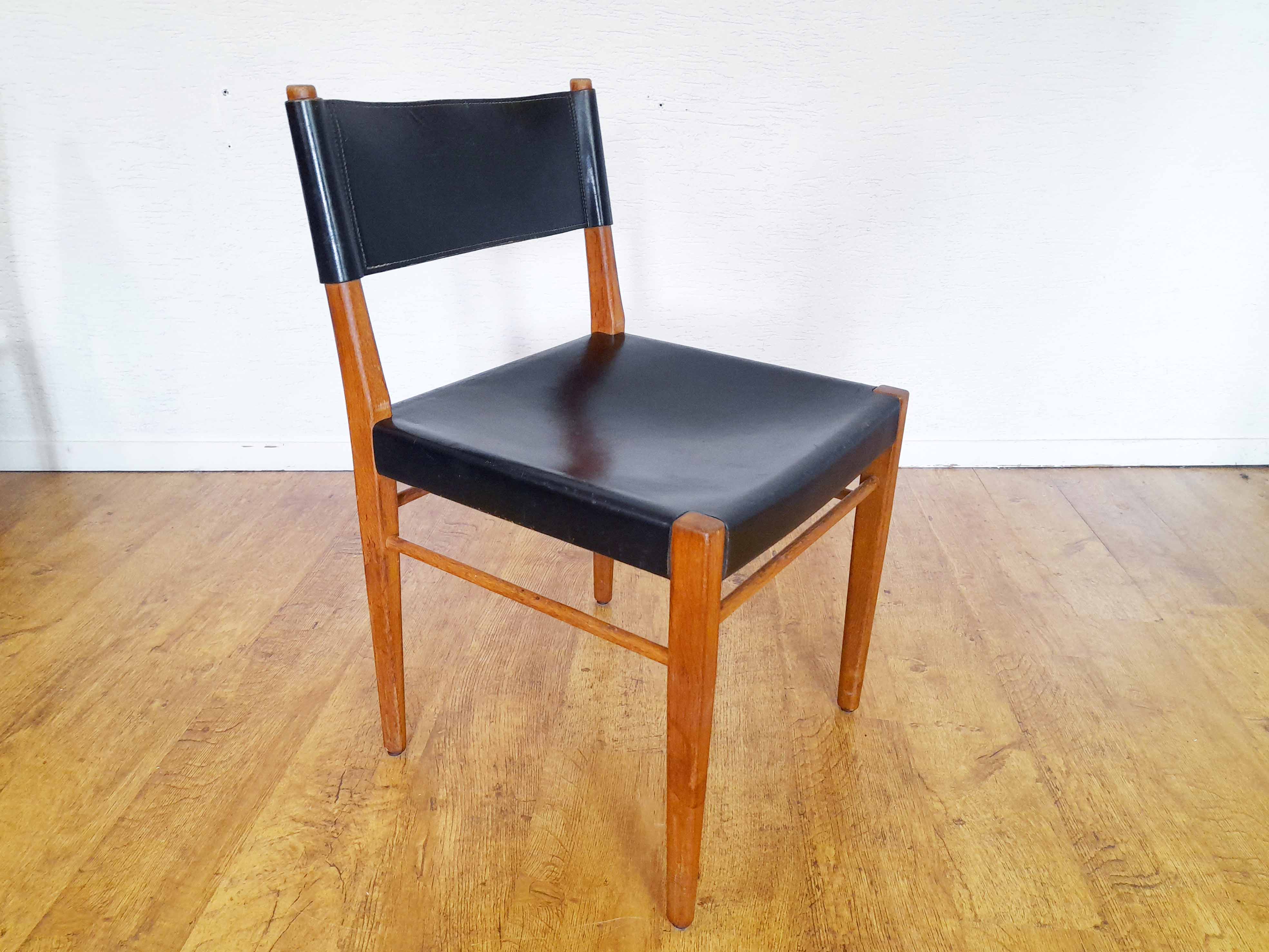 Set of 4 oak and leather chairs