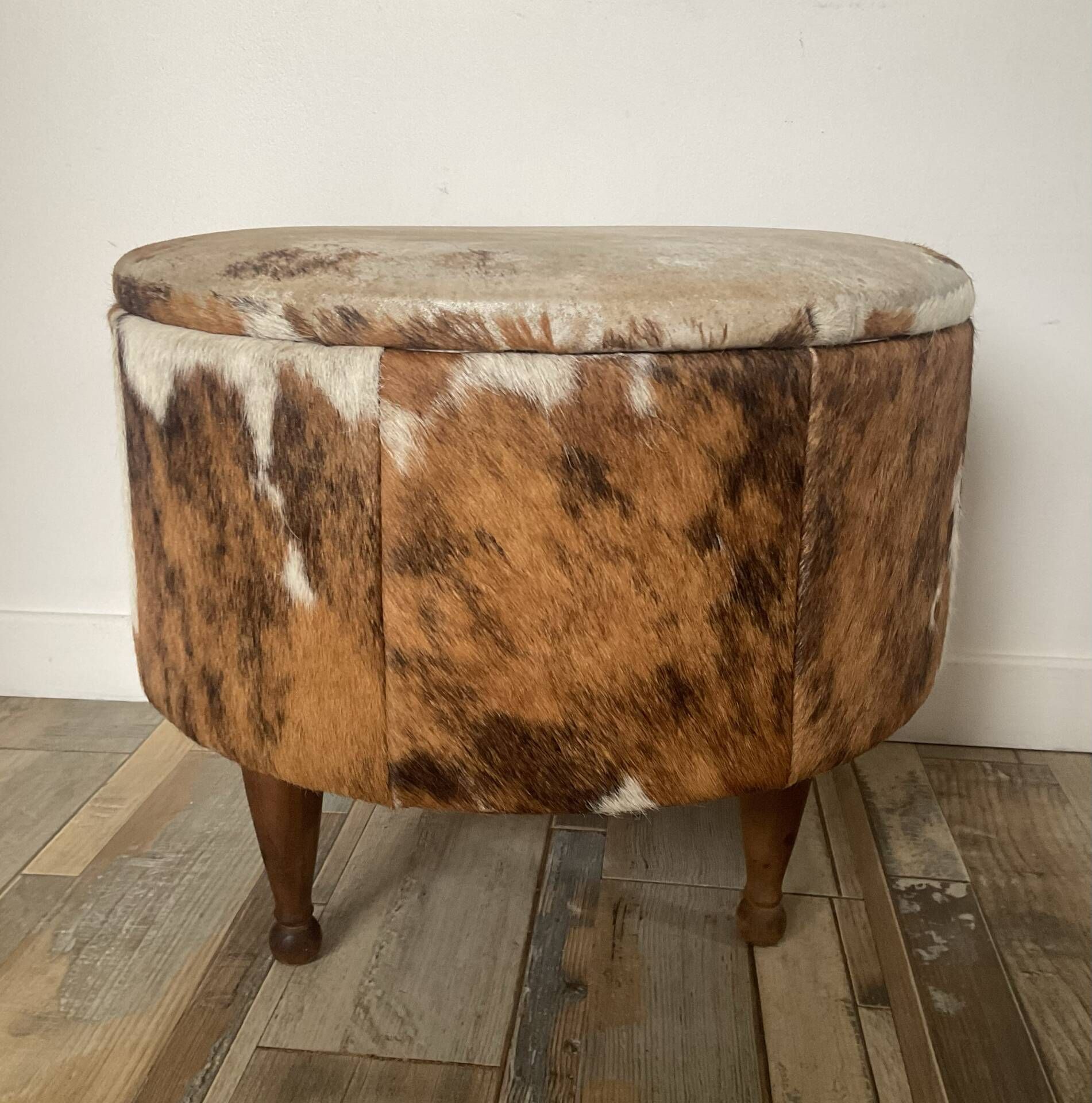 Tripod storage pouffe in wood and cowhide from the 60s-70s.