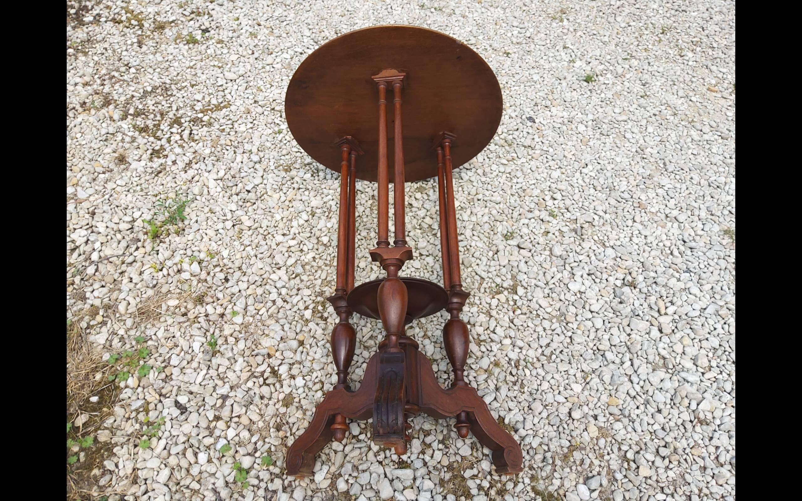 Side table in walnut