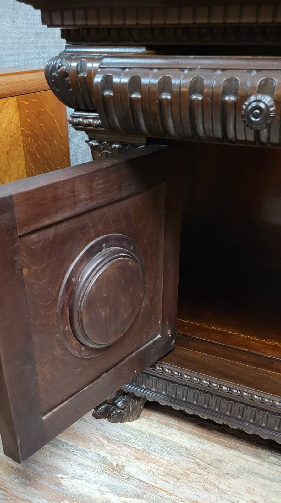 Buffet cabinet style Renaissance a caches secretes en noyer et orme époque