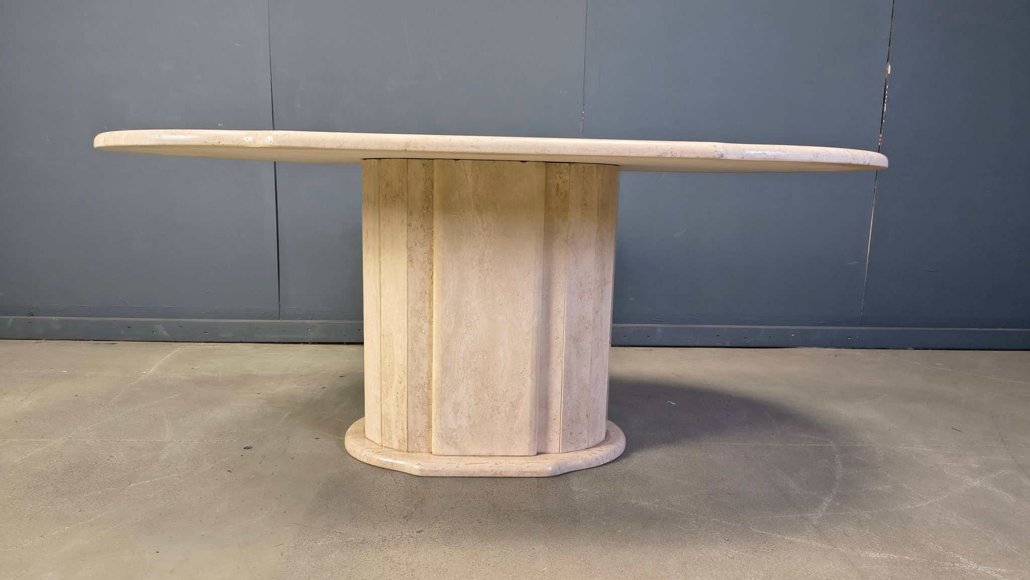 Table à manger ovale en travertin vintage, années 1970