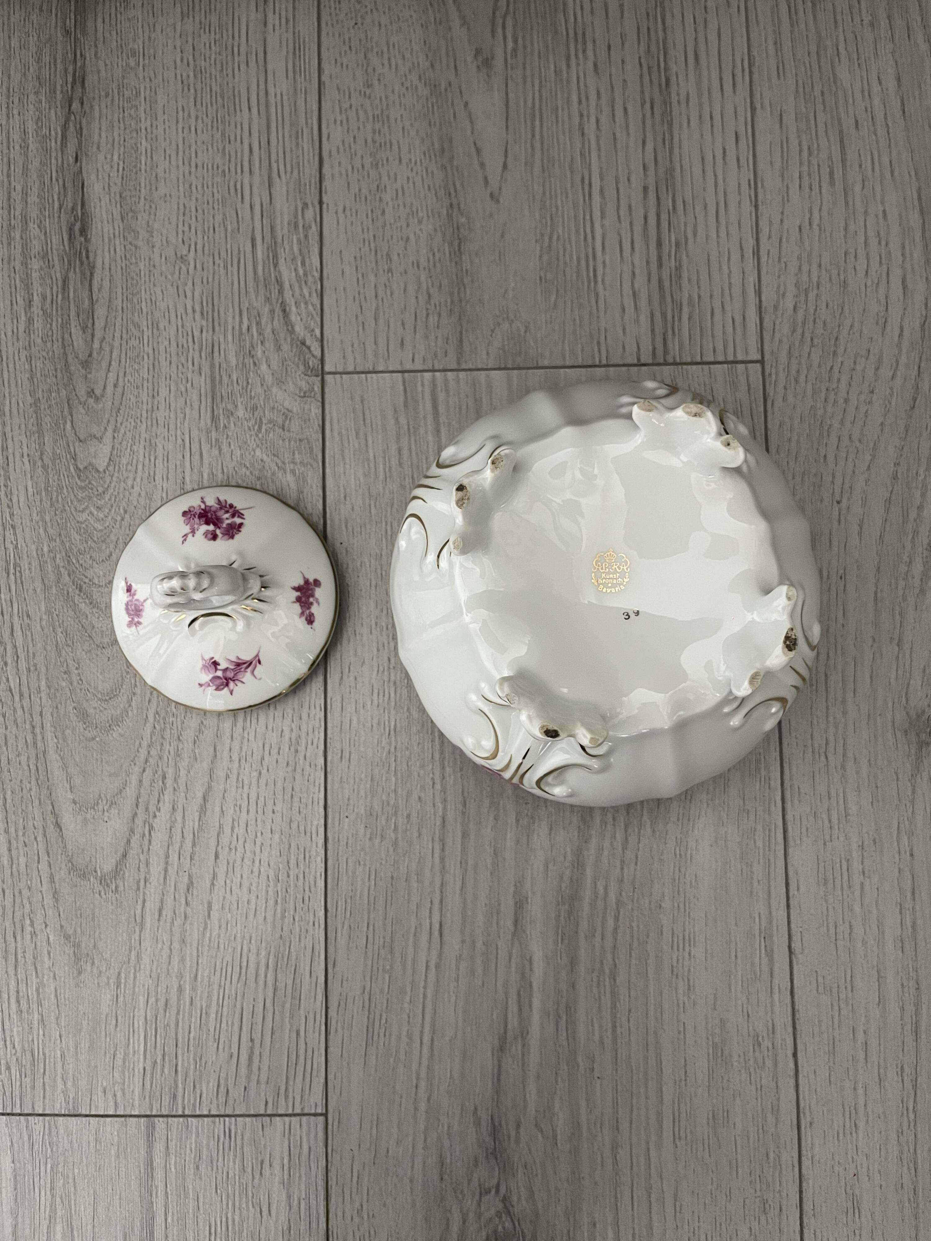 Elegant porcelain soup tureen from Bavaria (Germany), signed AL-KA.