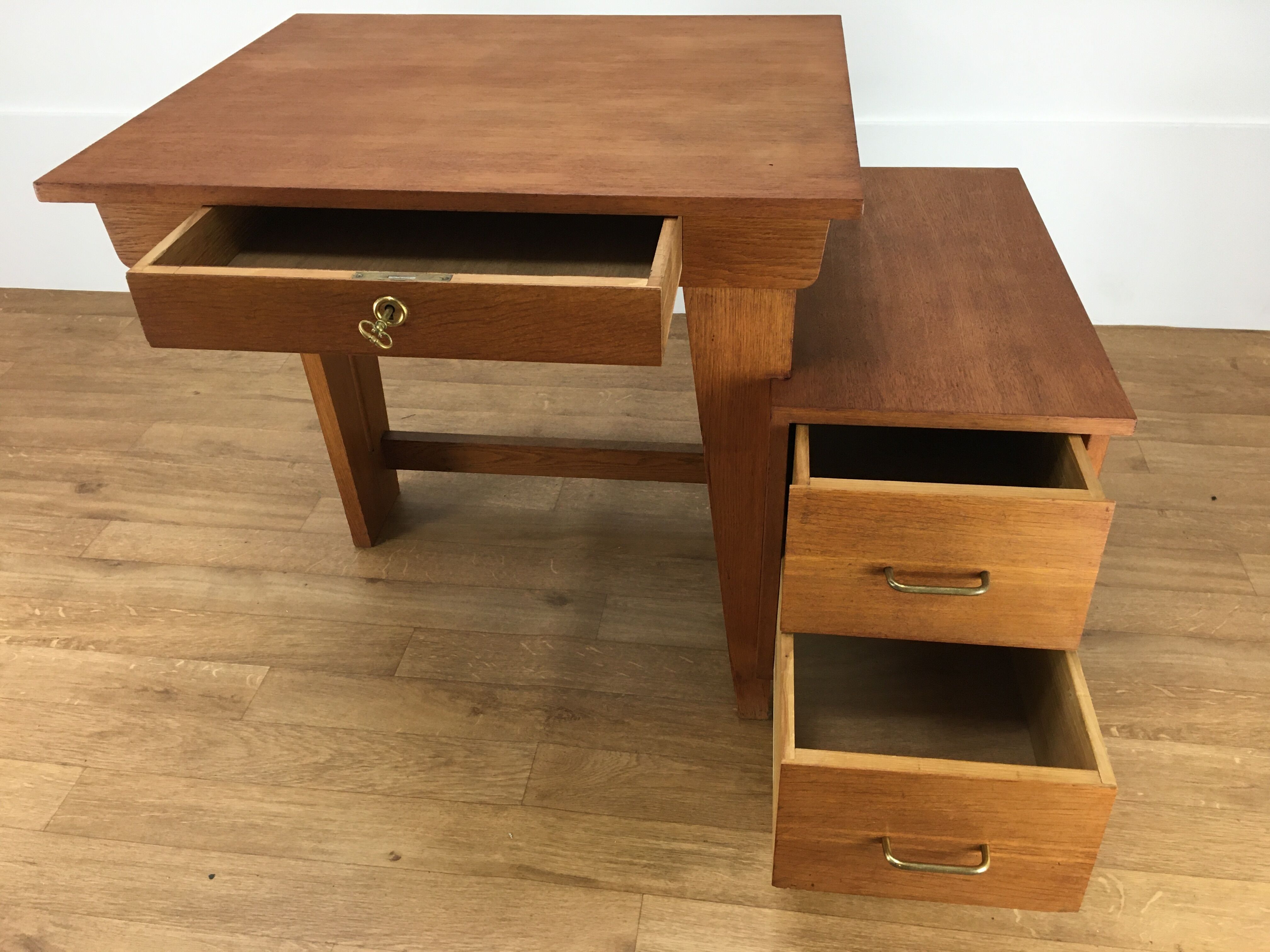 Asymmetric tripod office Reconstruction 1950s