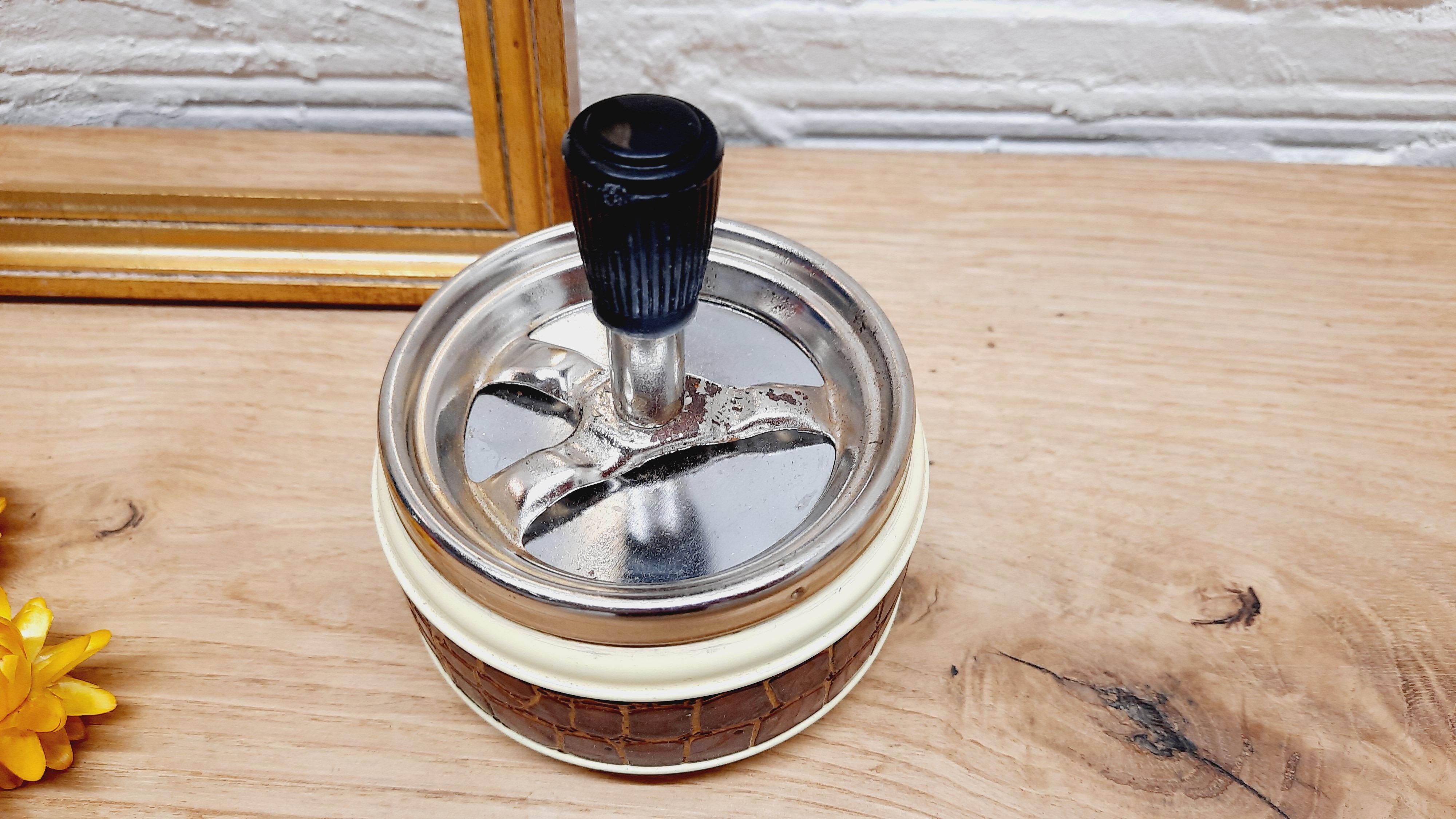 Vintage pusher ashtray