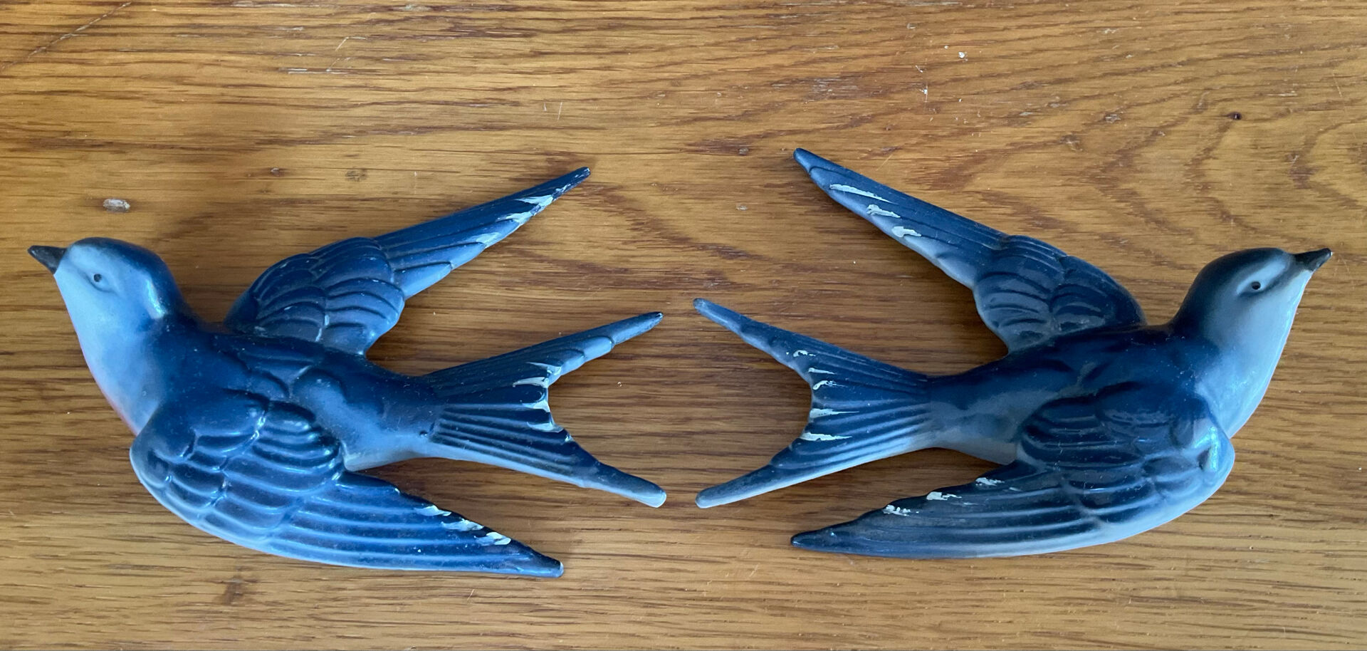 Old pair of porcelain birds for wall decoration.