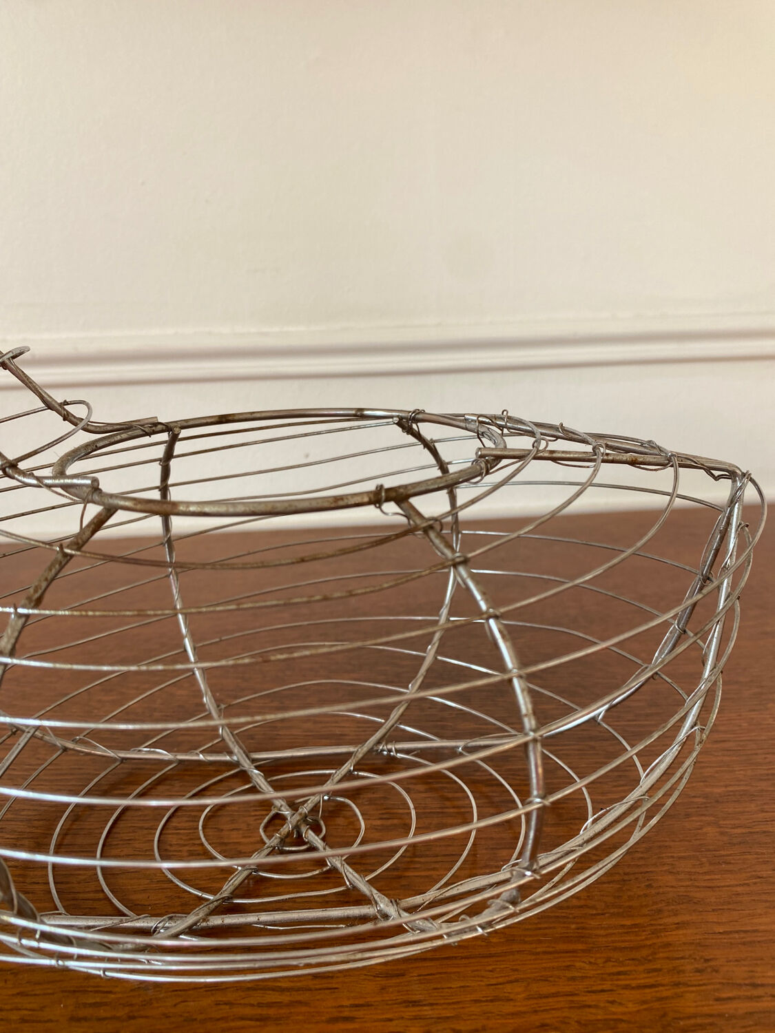 Chicken-shaped egg basket made of metal