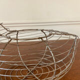 Chicken-shaped egg basket made of metal