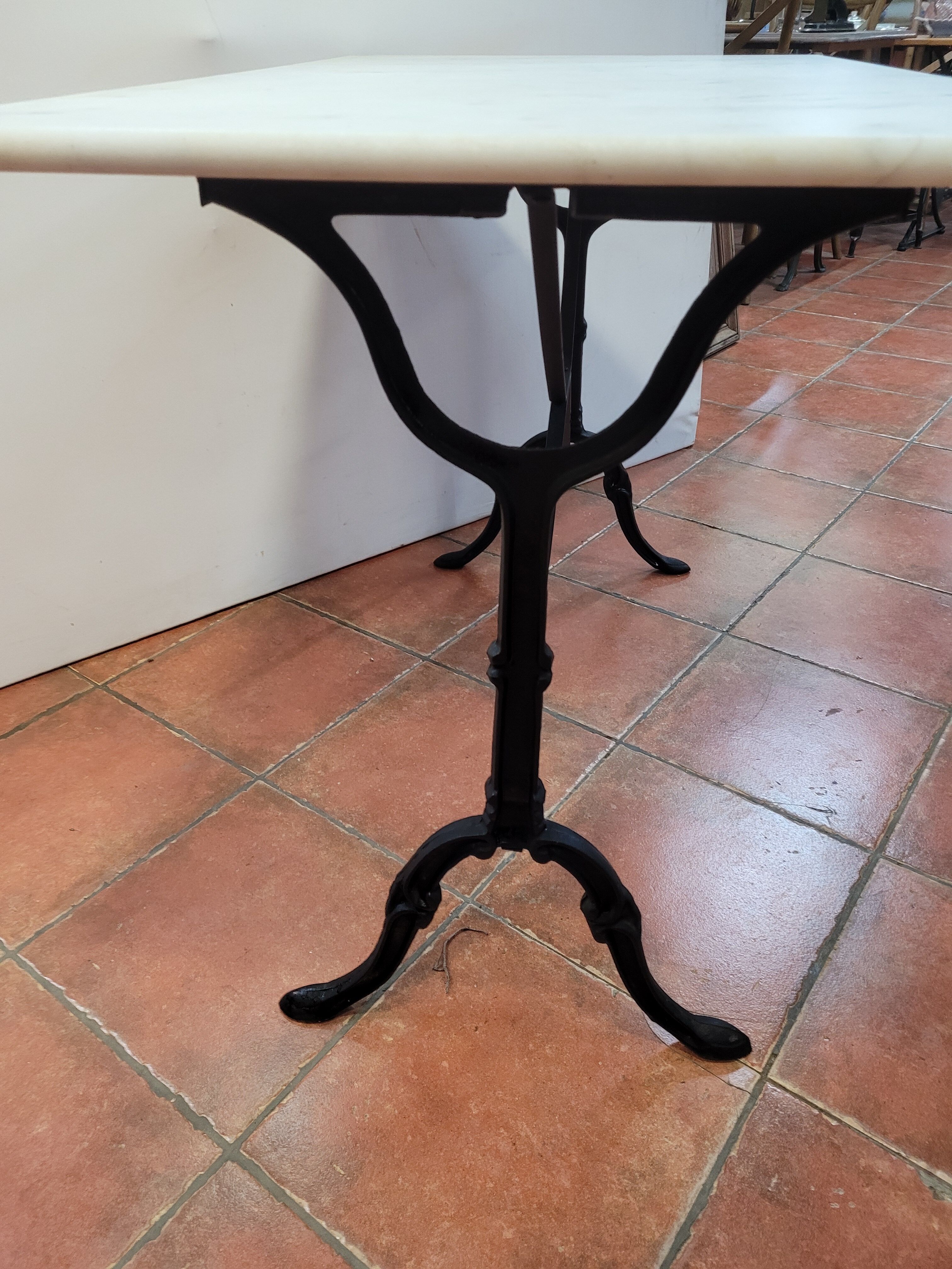 Table de bistrot dessus marbre