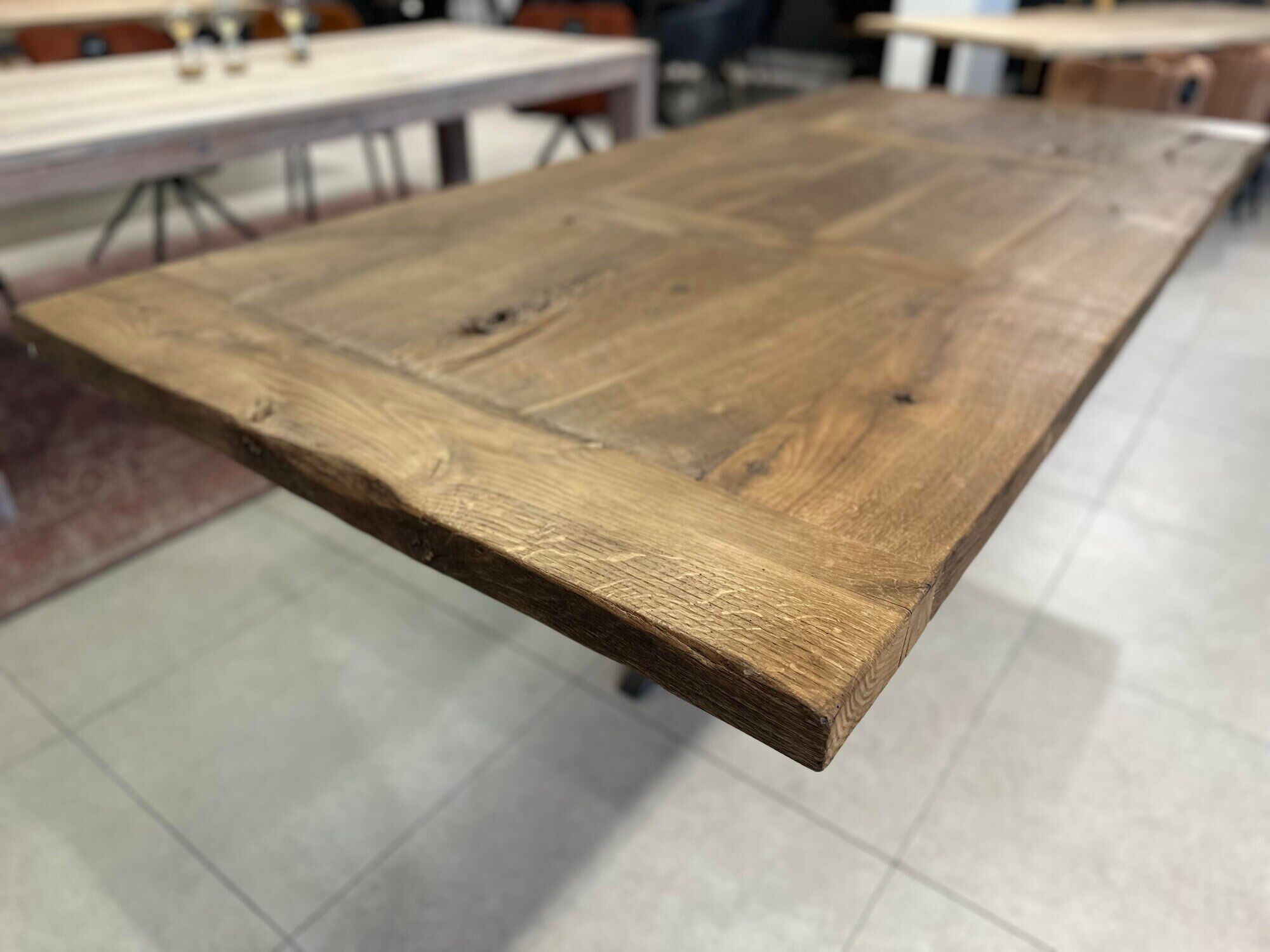 Table solid centenary firm top with matt black metal foot