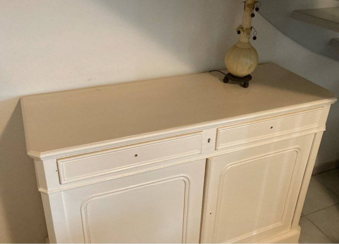 Buffet bas en bois massif relooké blanc cassé – Style Louis-Philippe