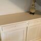 Buffet bas en bois massif relooké blanc cassé – Style Louis-Philippe