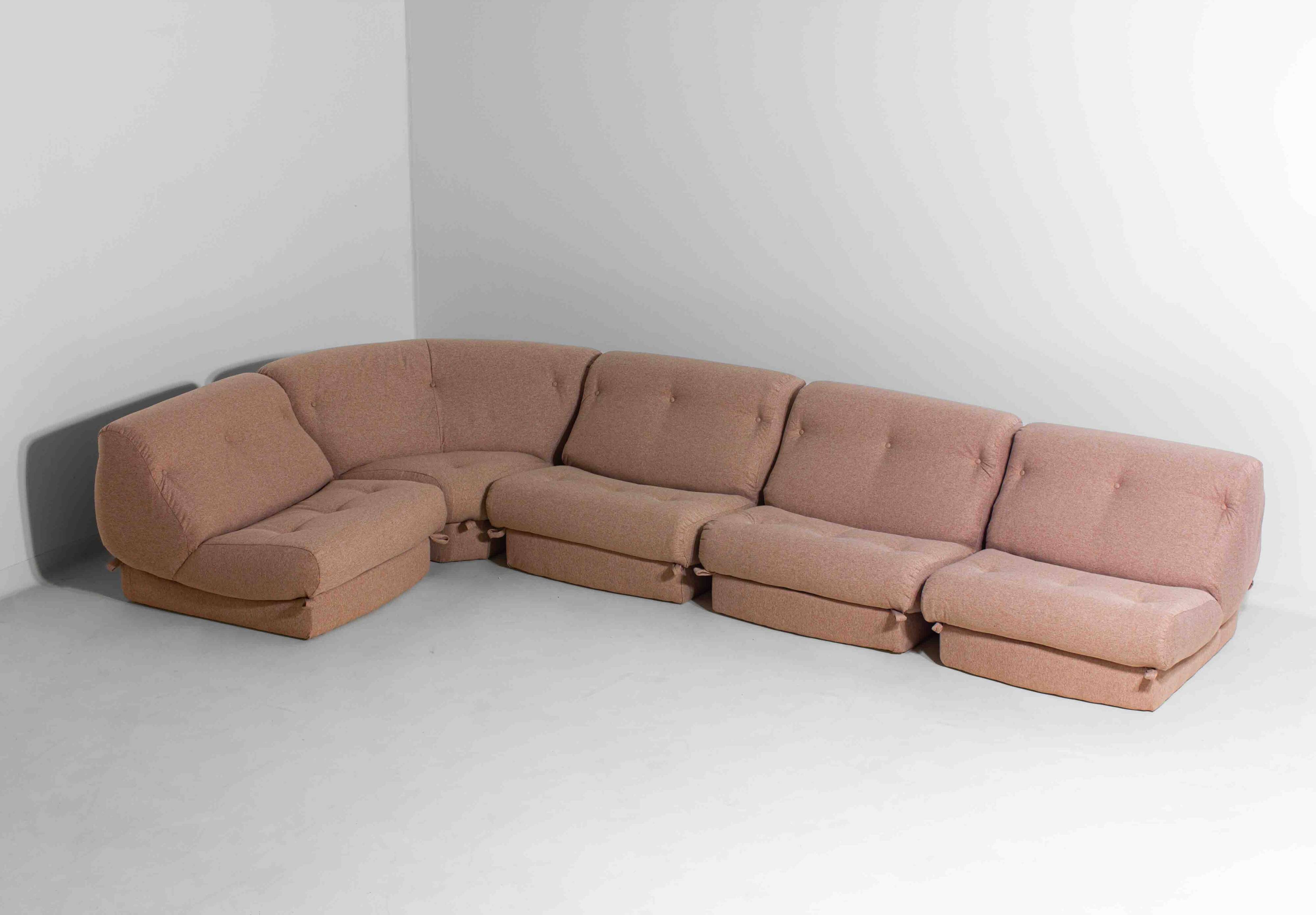 Nuvolone modular sofa in pink fabric by Rino Maturi, 1970s, 5 modules