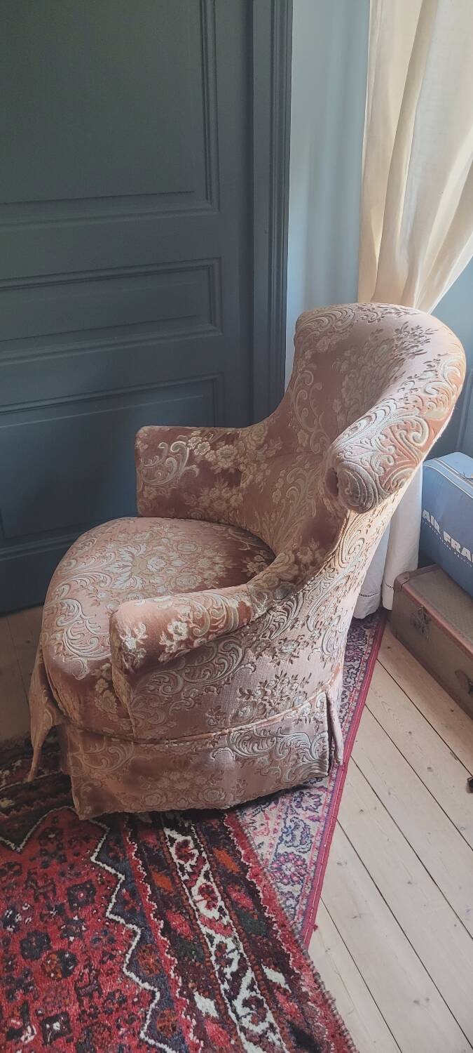 Velvet toad armchair