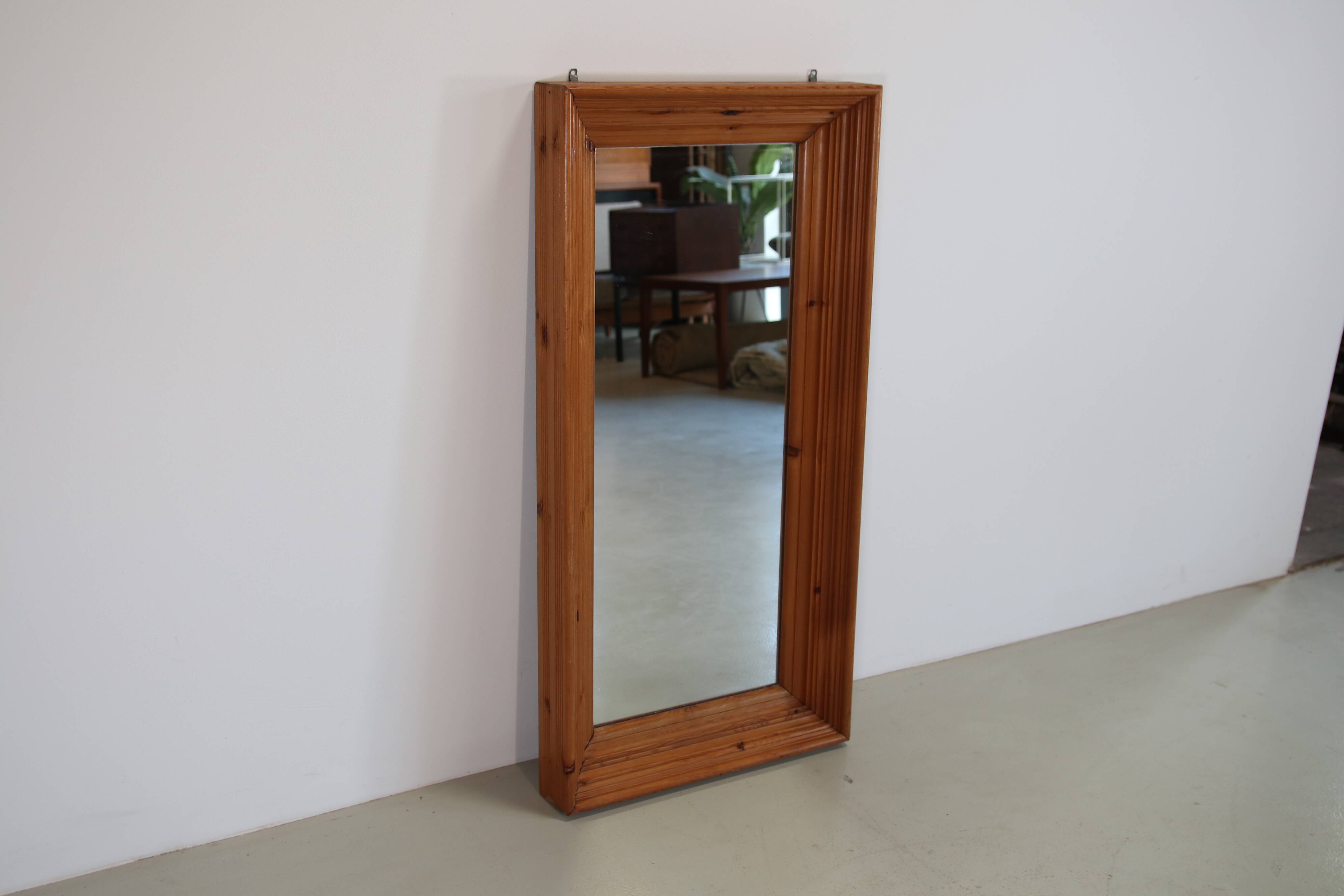 Grand miroir en pin vintage