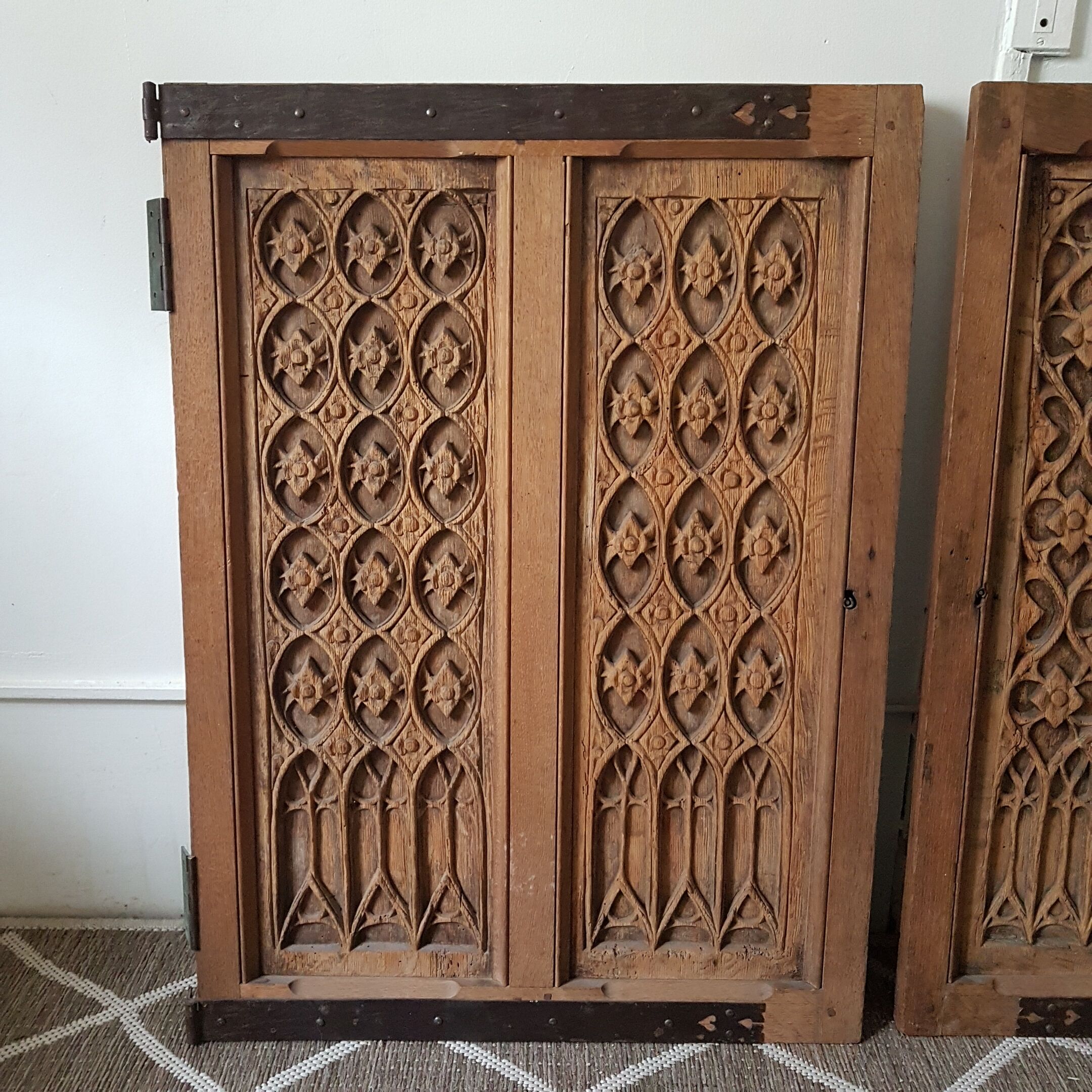 Paire de portes anciennes sculptées