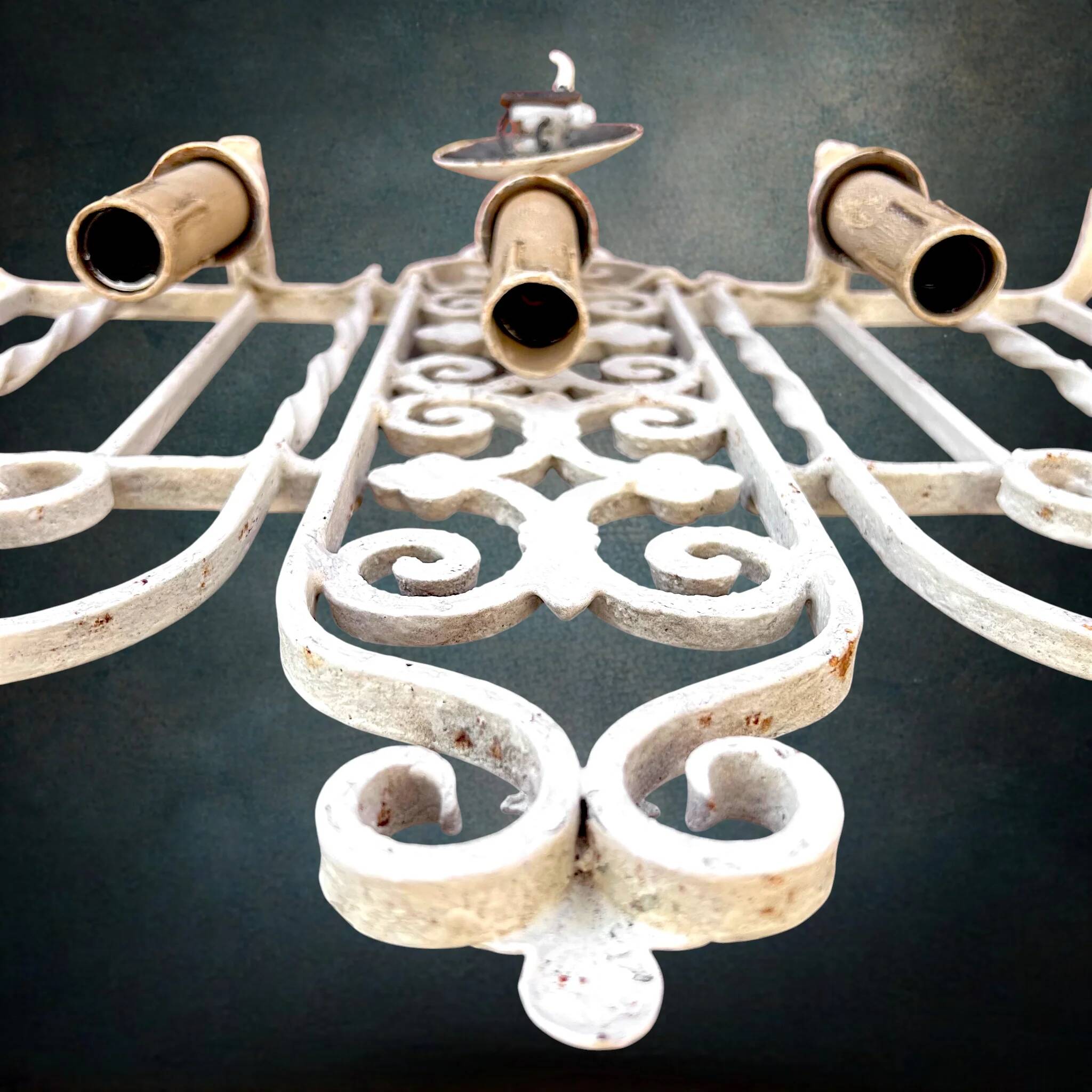 Vintage triple wall sconce in white wrought iron with fleur-de-lis, electrified – 1950s 60s.