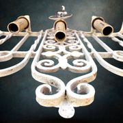 Ancienne applique triple en fer forgé blanc fleur de lys, années 50-60