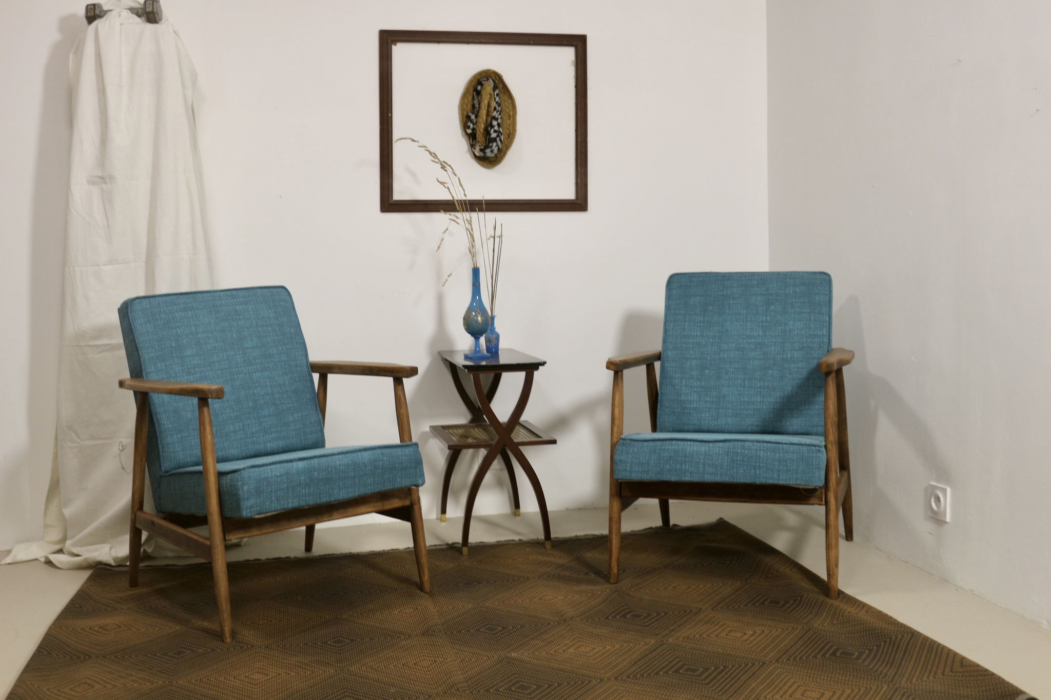 Pair of armchairs Henryk lily 300-190s 1970