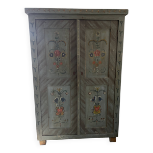 Armoire de mariée peinte