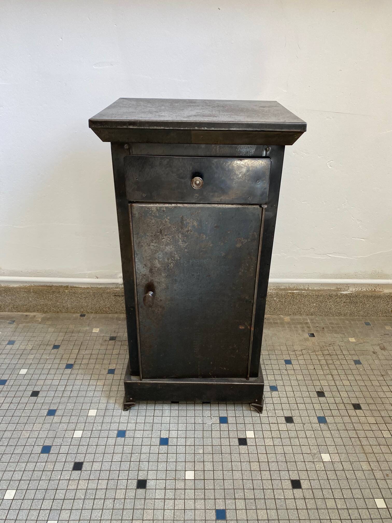 Metal bedside table from the 20s and 30s