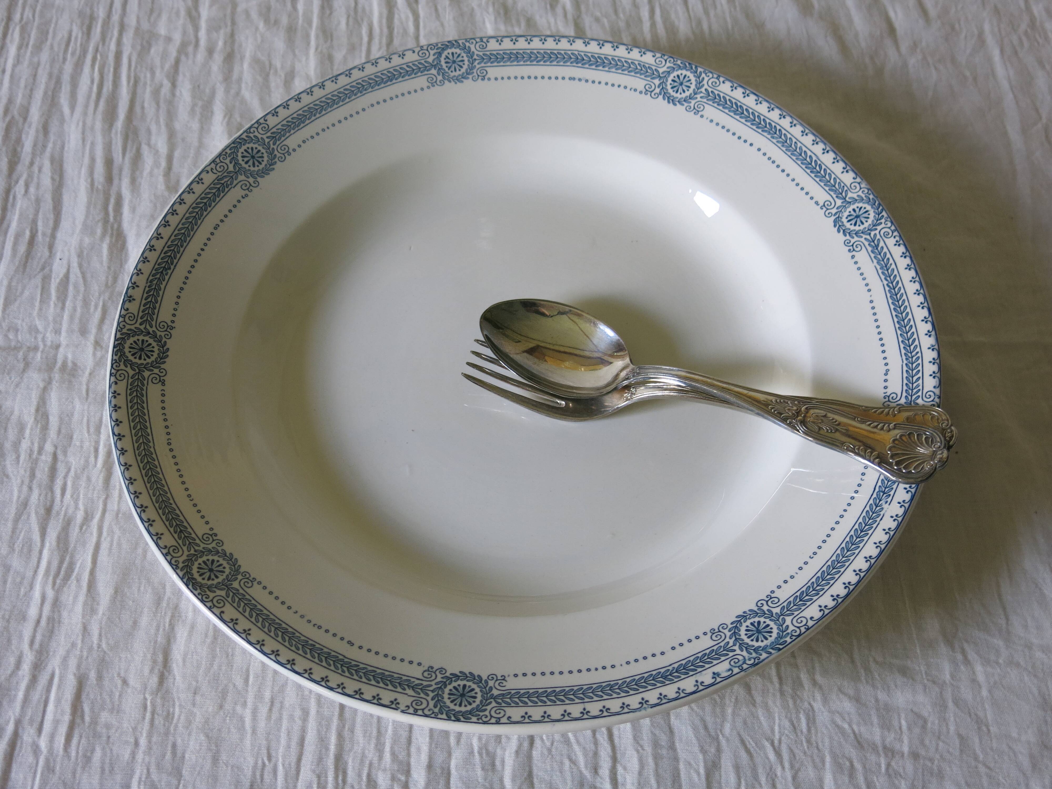 Très joli plat de service ancien de chez Sarreguemines modèle "Carlina " en bon état