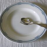Very pretty old serving dish from Sarreguemines model "Carlina" in good condition