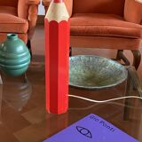 Pierre Sala, lampe de table postmoderne Pencil rouge, Ed. Vilac France années 1980